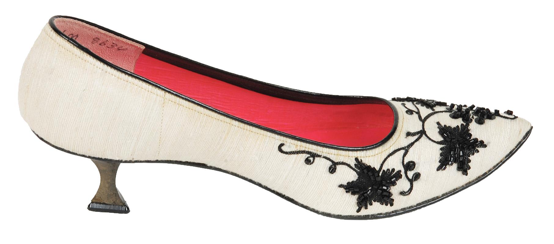 New Taj of India Ivory Silk Harem Slipper Pump w Pyramid Kitten Heel - 6M, 1960s Neuf - En vente à Tucson, AZ