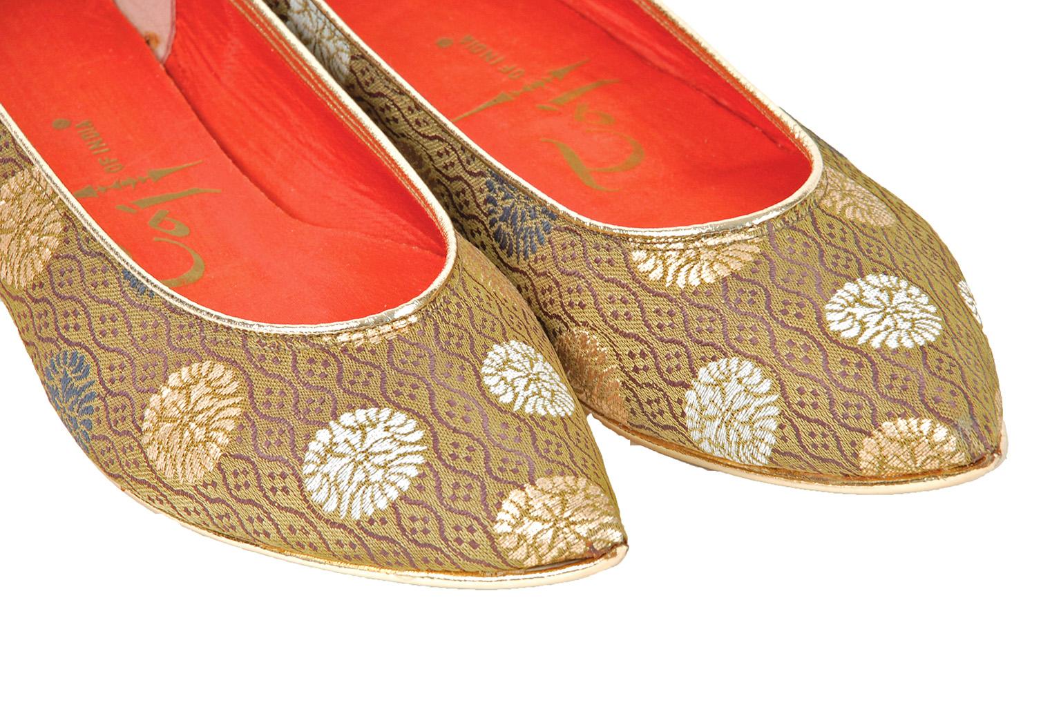 Women's New Taj of India Olive Brocade Japanese Geta Heel Platform Slipper– 5.5 M, 1960s For Sale