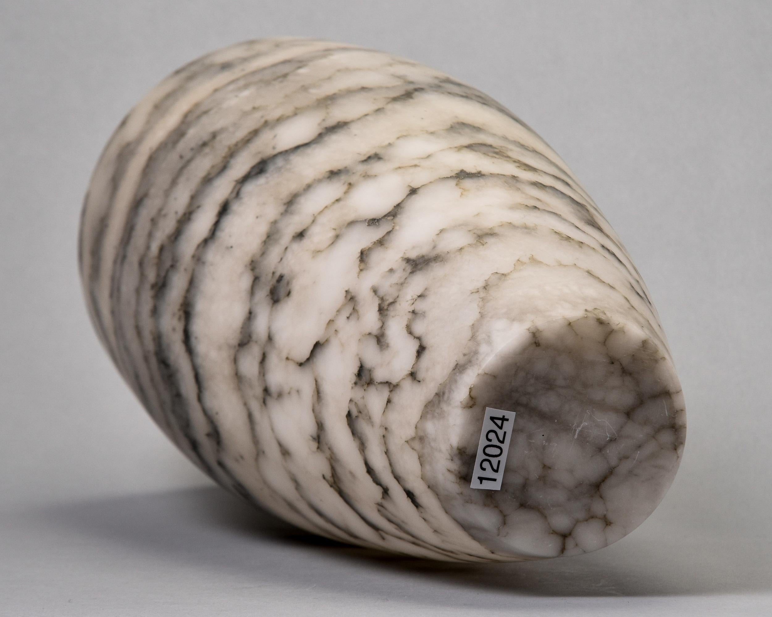 Nuevo Jarrón alto de alabastro italiano con bandas grises irregulares en venta 1
