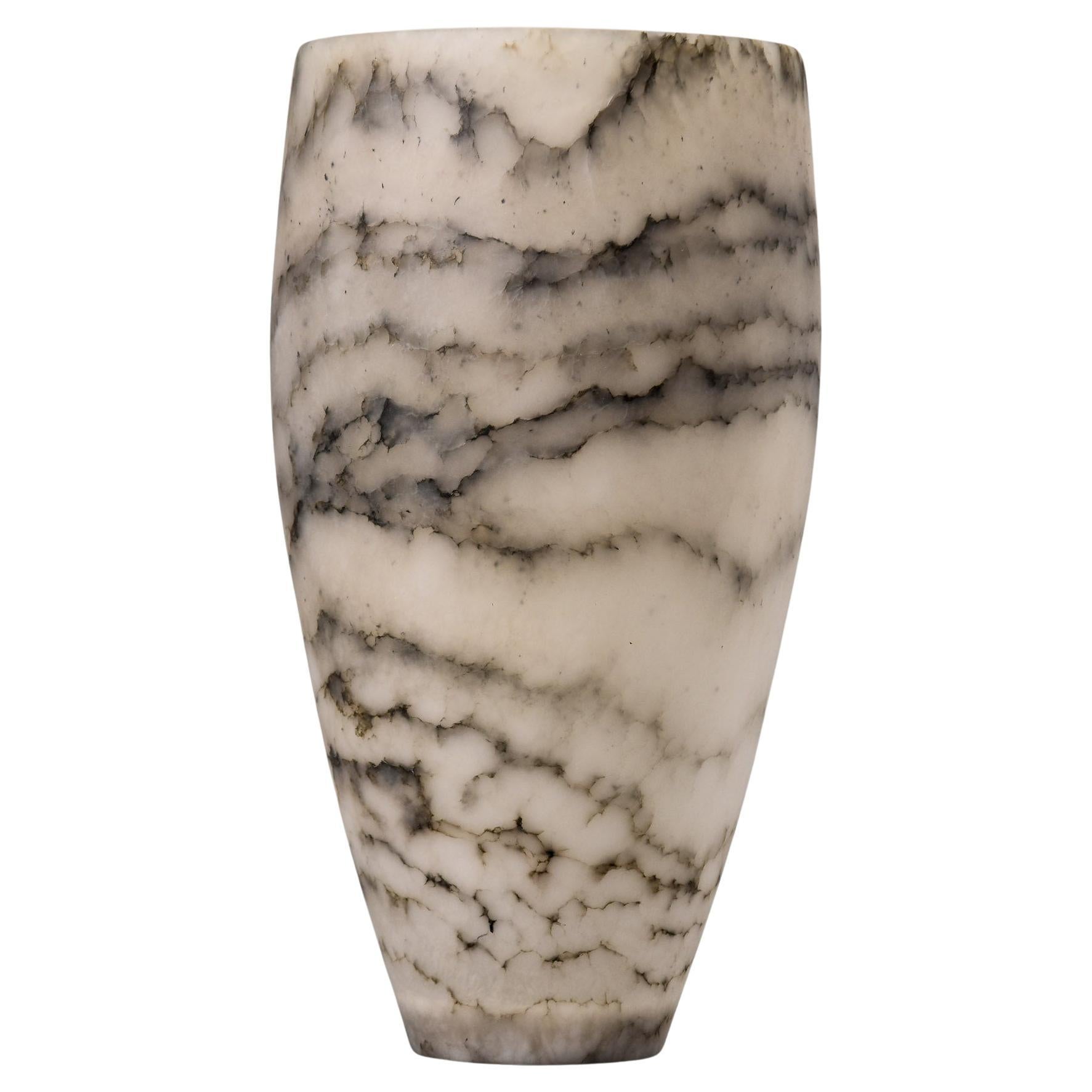 Neu, hohe italienische Alabastervase mit unregelmäßigen grauen Bändern aus Alabaster