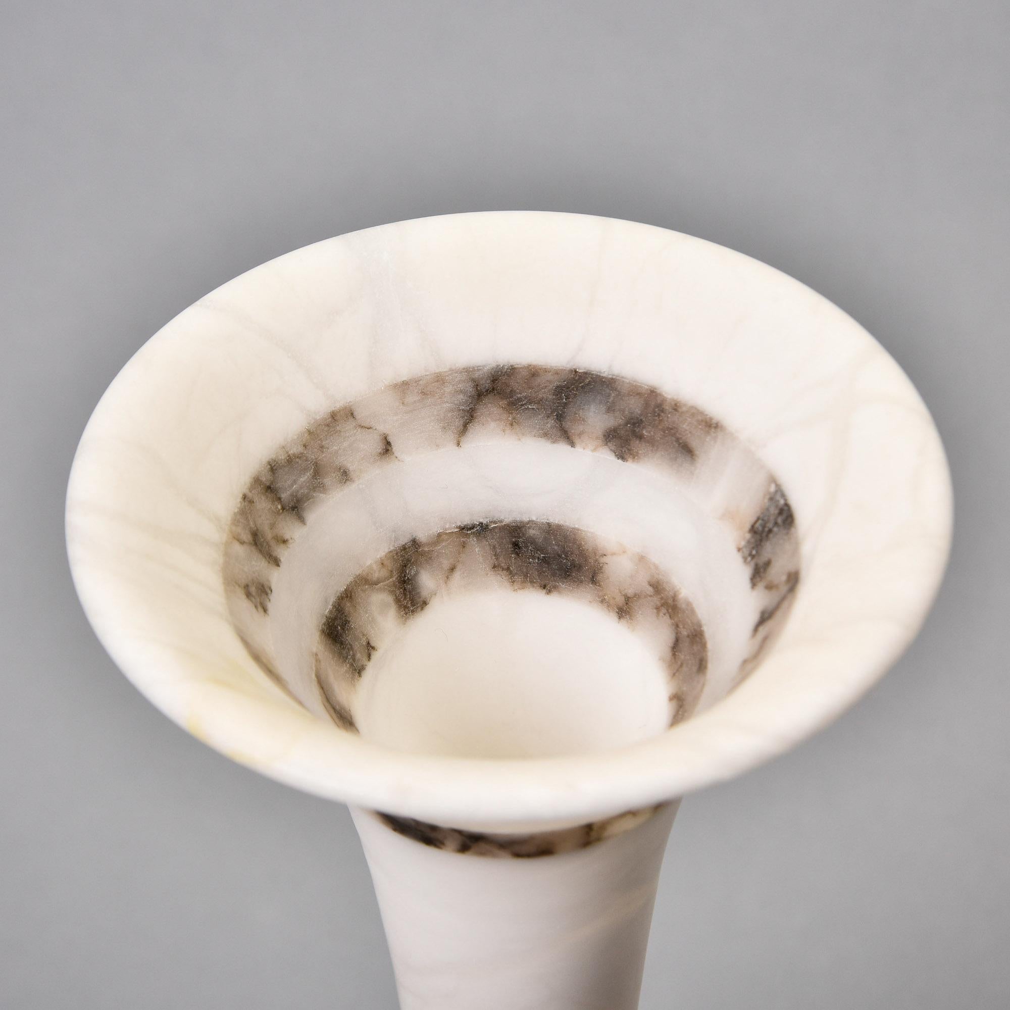 Nuovo vaso alto in alabastro bianco italiano con collo a tre bande in vendita 4