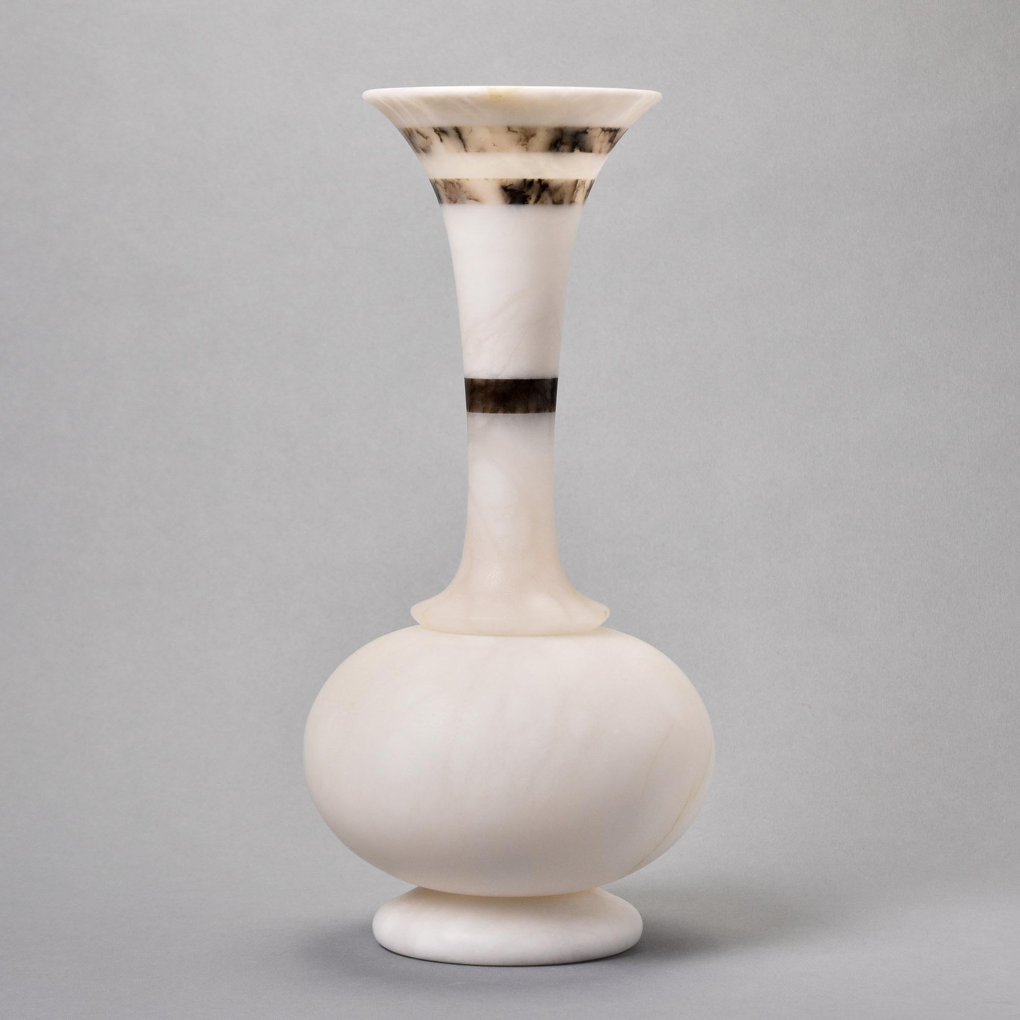 Questo è un nuovo vaso alto di alabastro bianco trovato in Italia. Creato e progettato da un membro di una famiglia multigenerazionale di artigiani dell'alabastro e del marmo. L'alabastro bianco crema tornito a forma di vaso classico è impreziosito