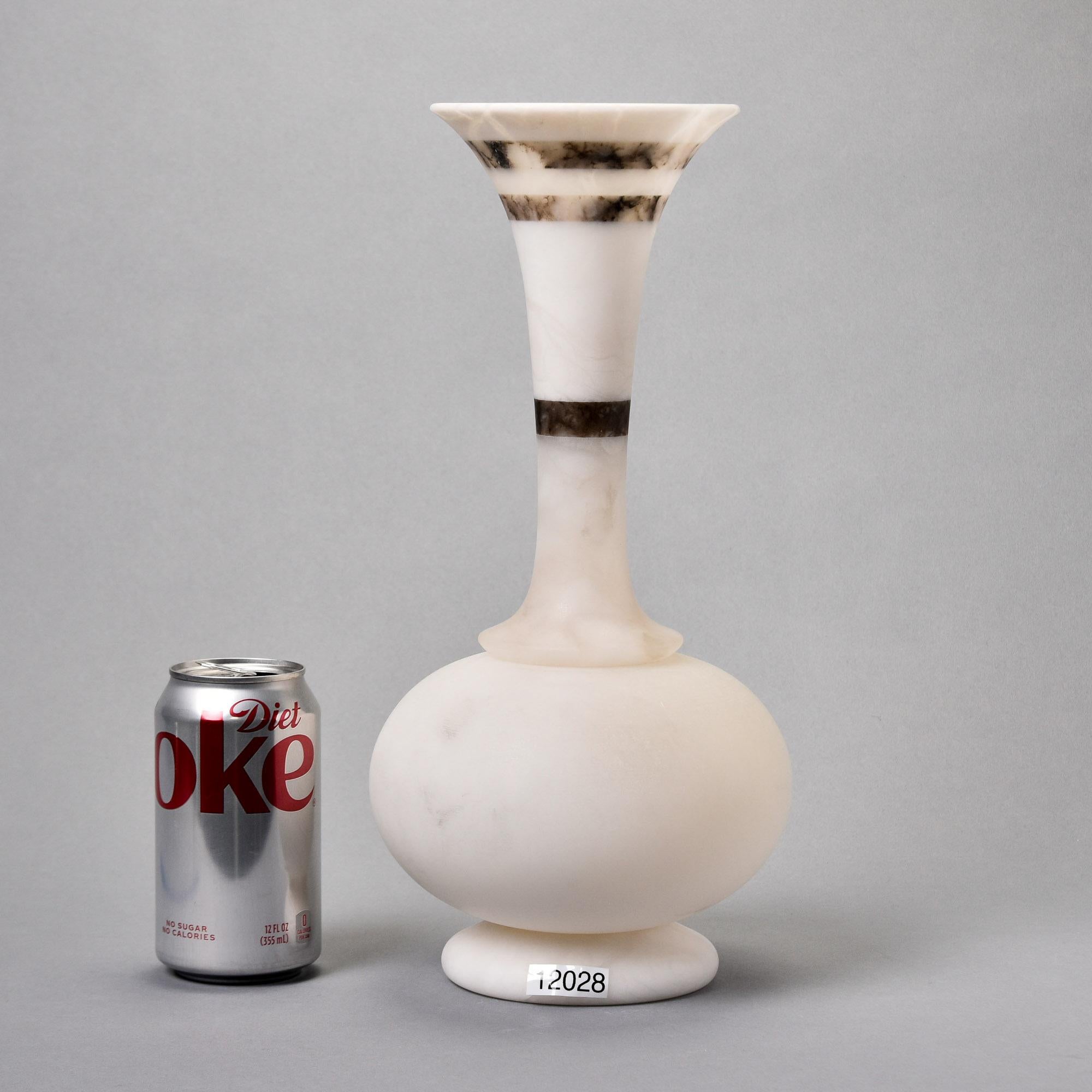 Italiano Nuovo vaso alto in alabastro bianco italiano con collo a tre bande in vendita