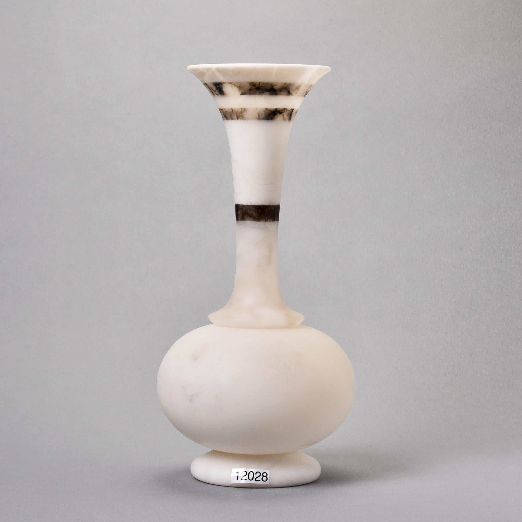 Nuovo vaso alto in alabastro bianco italiano con collo a tre bande In condizioni Nuovo in vendita a Troy, MI
