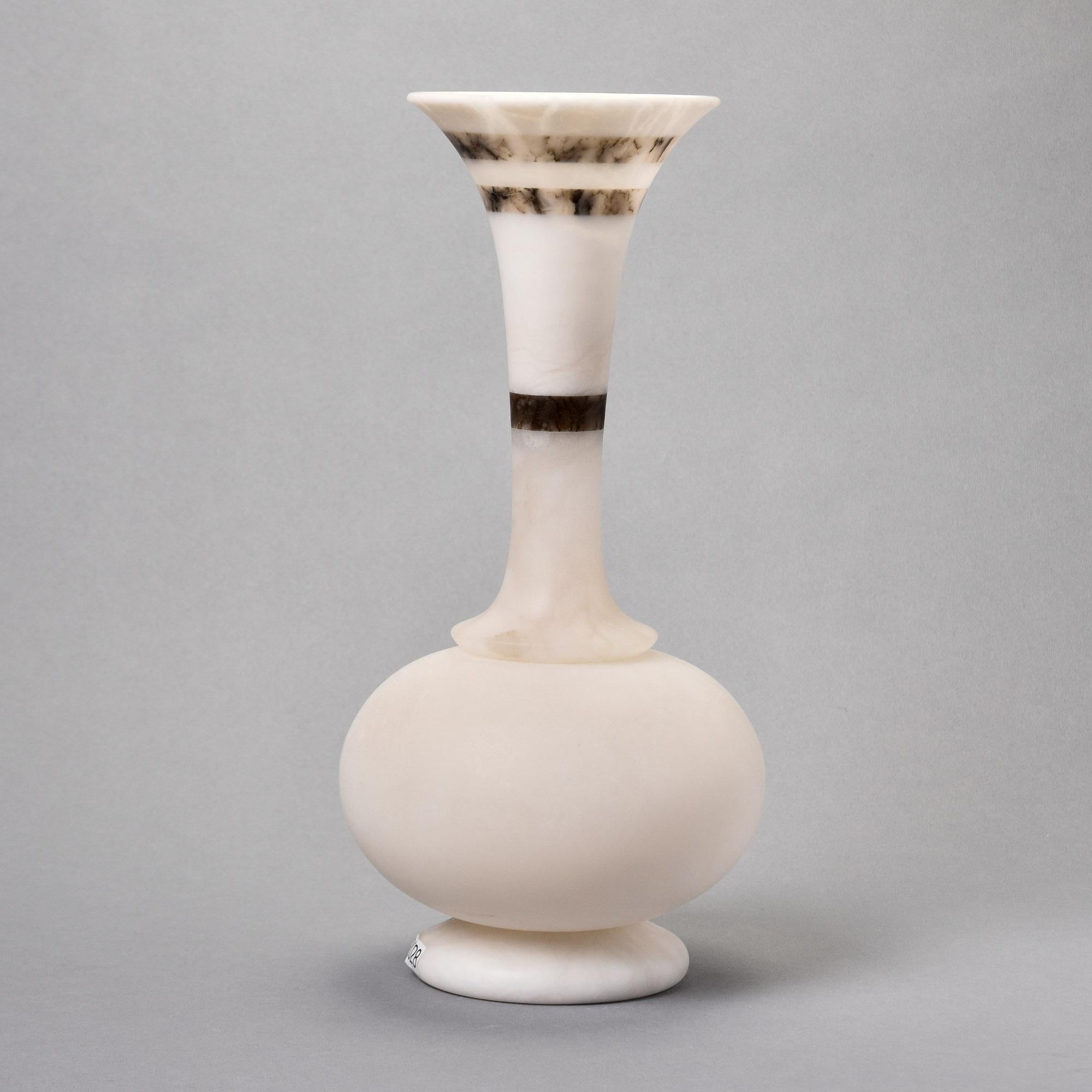 XXI secolo e contemporaneo Nuovo vaso alto in alabastro bianco italiano con collo a tre bande in vendita