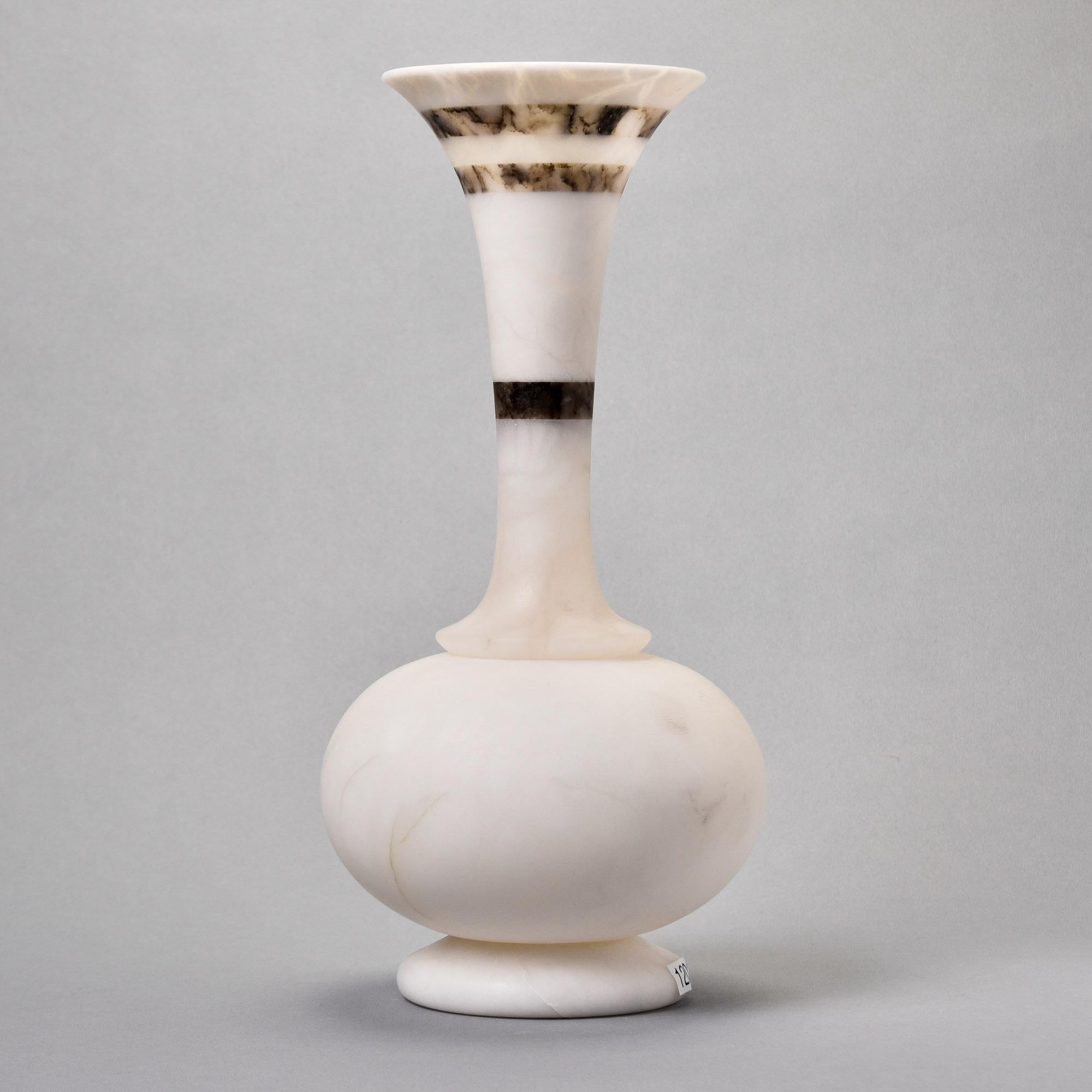 Alabastro Nuovo vaso alto in alabastro bianco italiano con collo a tre bande in vendita