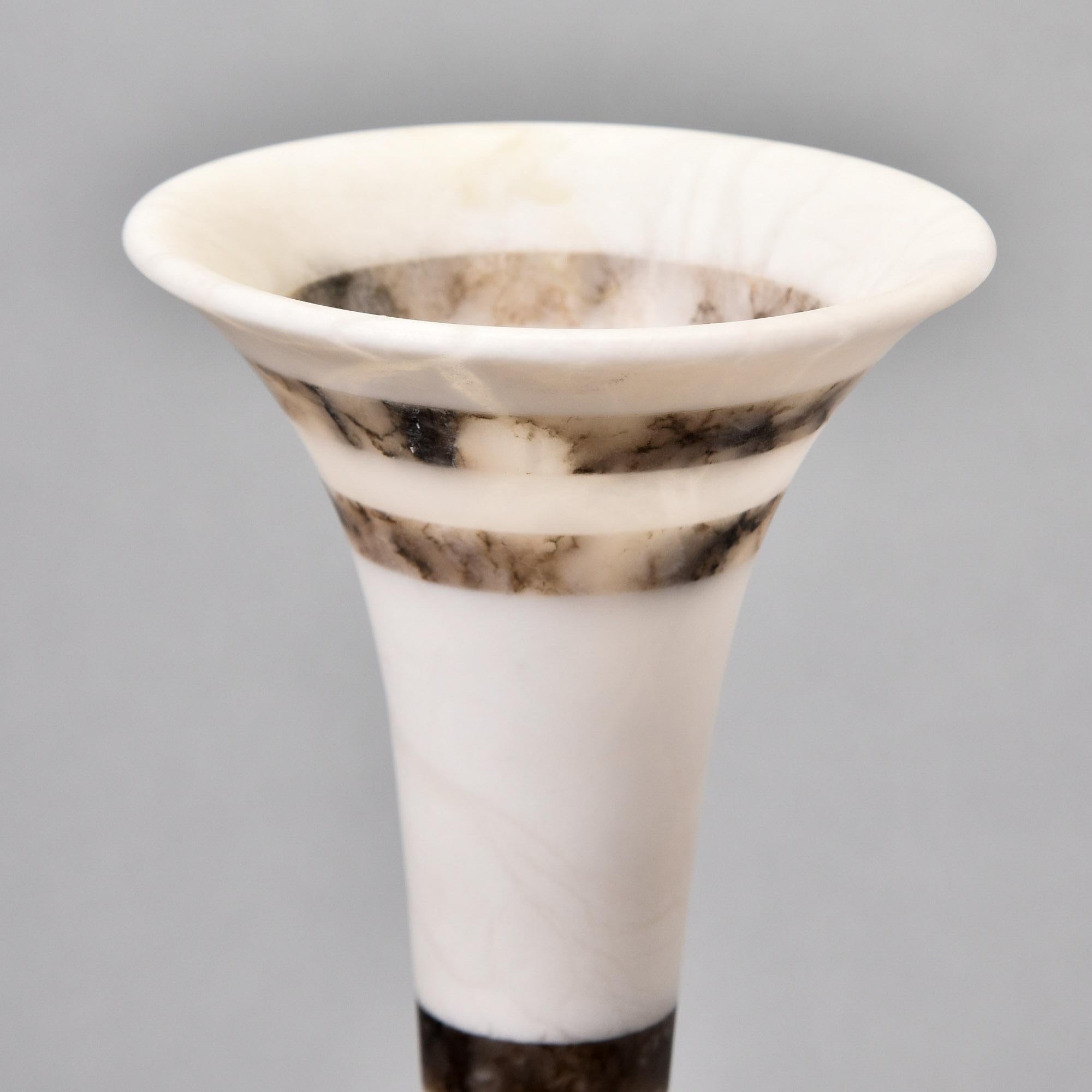 Nuovo vaso alto in alabastro bianco italiano con collo a tre bande in vendita 1