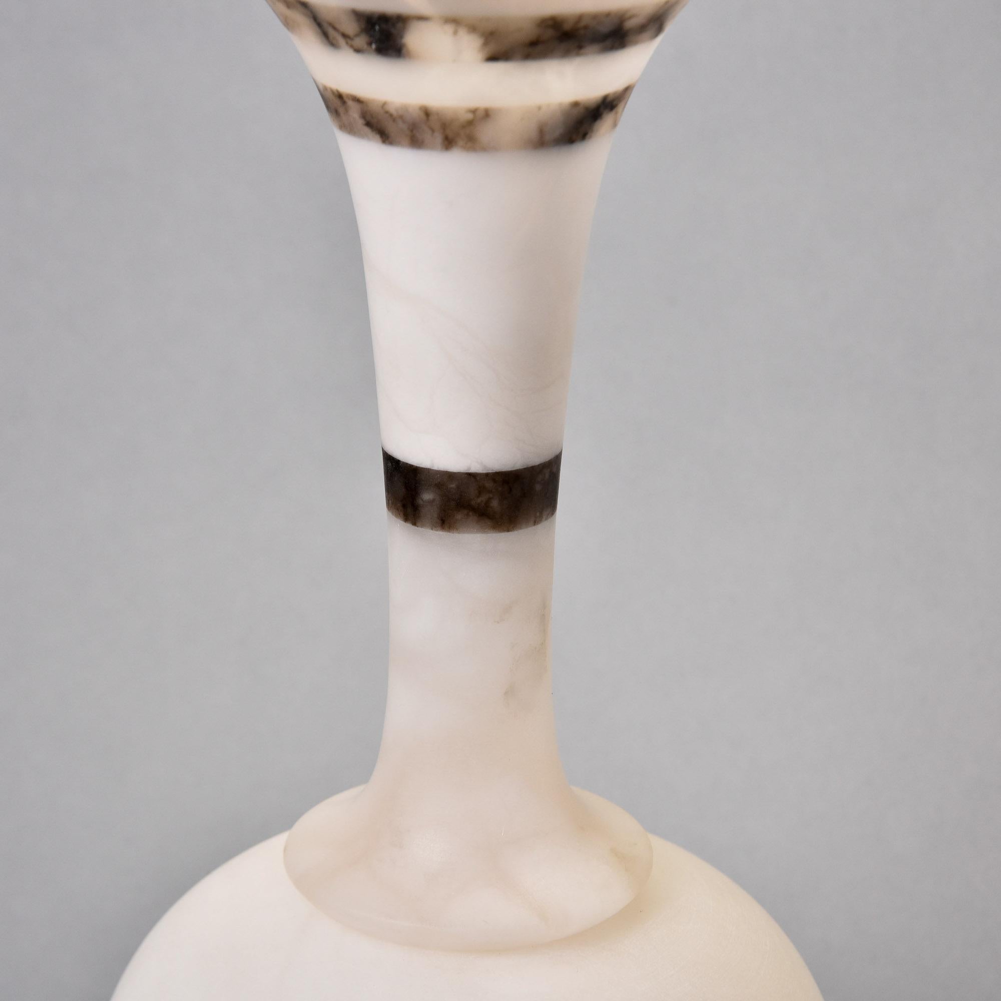 Nuovo vaso alto in alabastro bianco italiano con collo a tre bande in vendita 2