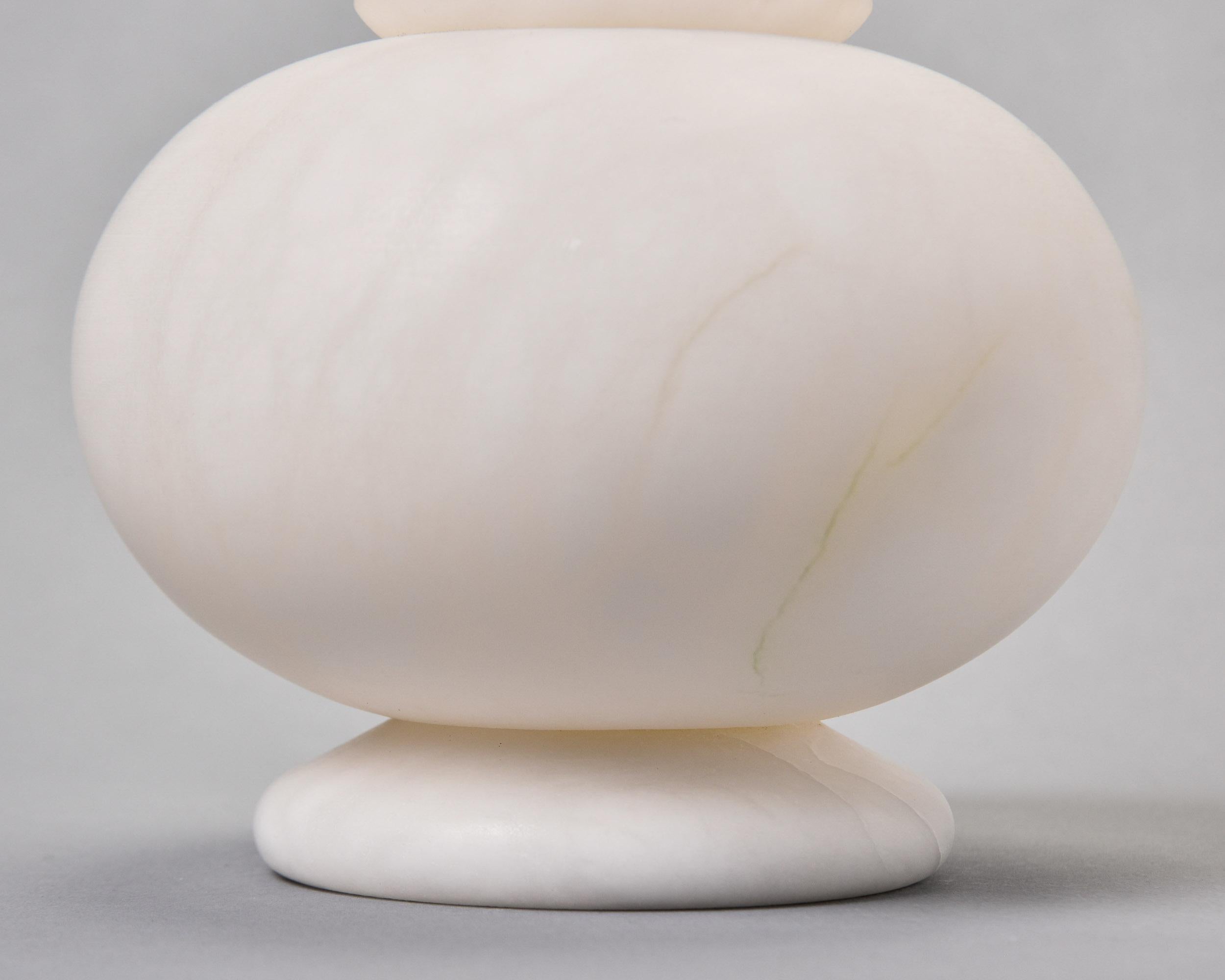 Nuovo vaso alto in alabastro bianco italiano con collo a tre bande in vendita 3