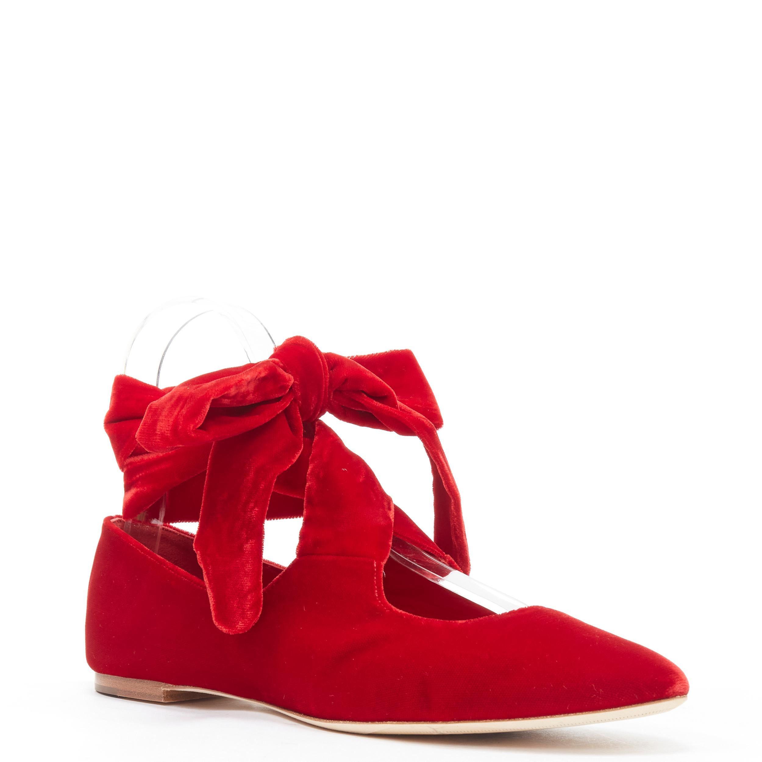 new THE ROW ELodie red velvet wrap bow tie almond toe flats EU38
Reference: MELK/A00219
Brand: The Row
Model: Elodie
Material: Velvet
Color: Red
Pattern: Solid
Made in: Italy

CONDITION:
Condition: New without tags. Minor press marks on velvet.
