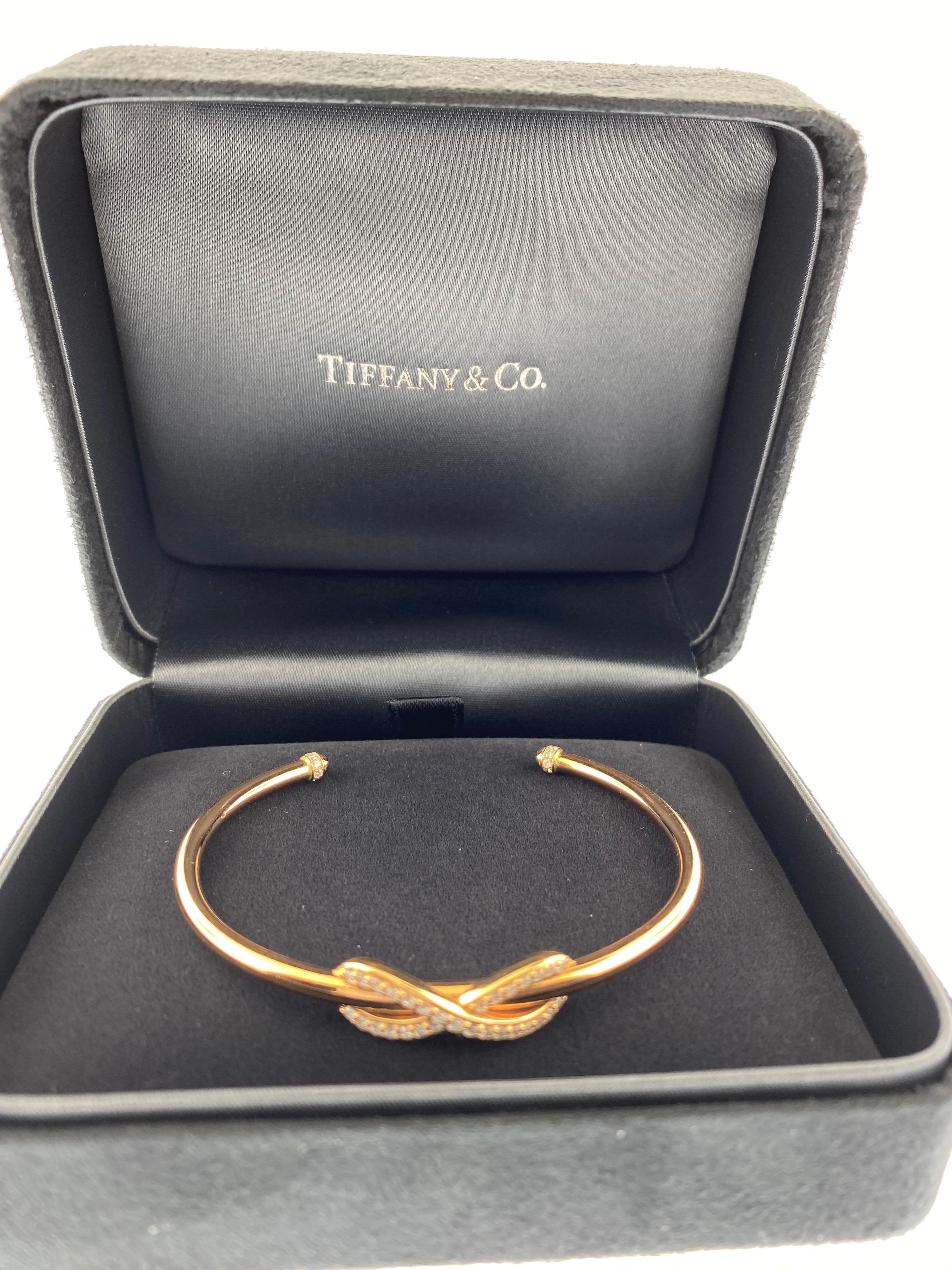 Tiffany Infinito es un poderoso símbolo de conexión continua, energía y vitalidad. Los diamantes brillantes redondos añaden un mayor nivel de impacto a este diseño ya de por sí llamativo.

Talla Mediana
Viene con caja y funda originales 
PVP