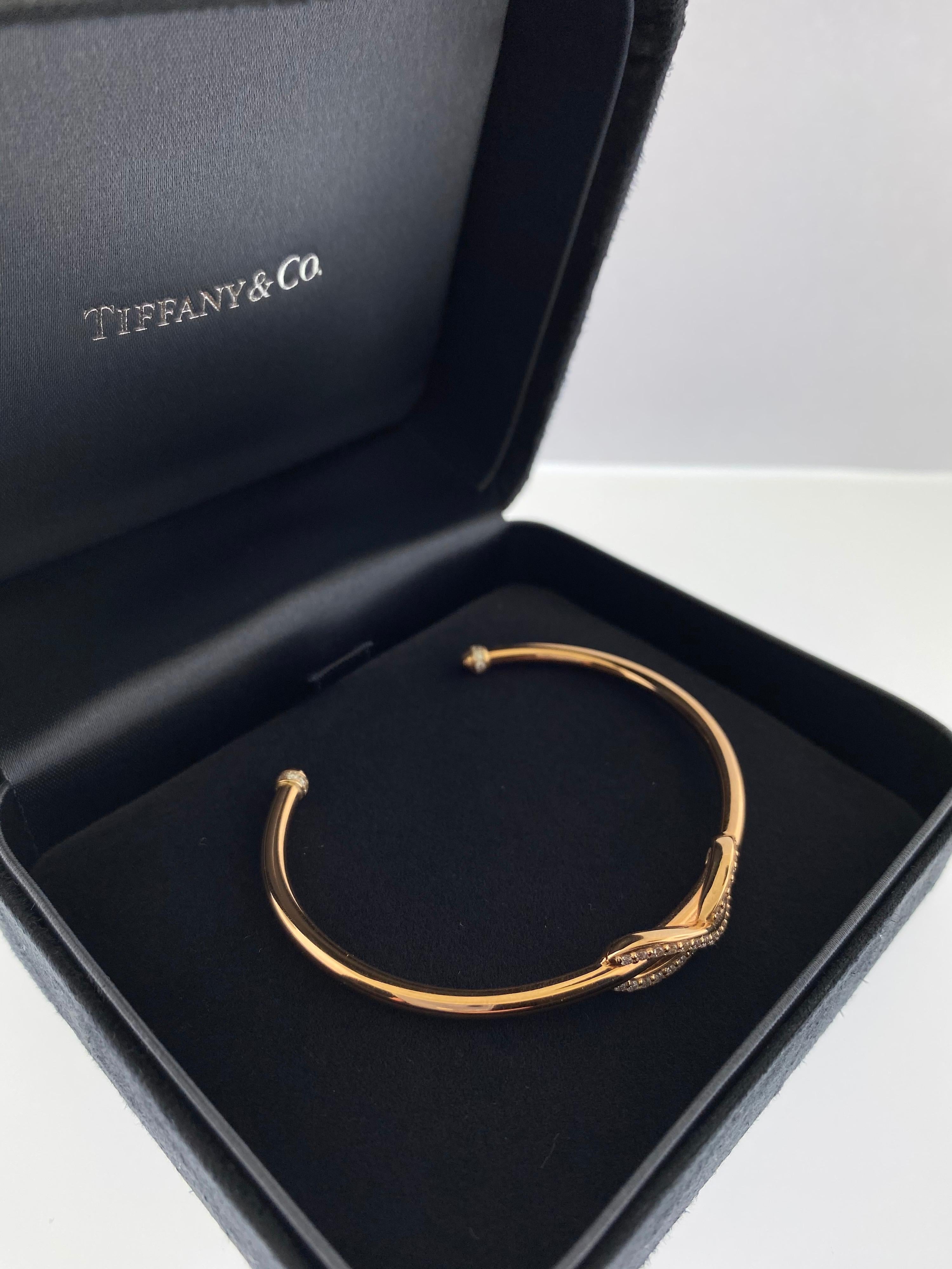 Moderne Tiffany & Co. Bracelet manchette Infinity en or rose 18 carats « Taille Médium » en vente