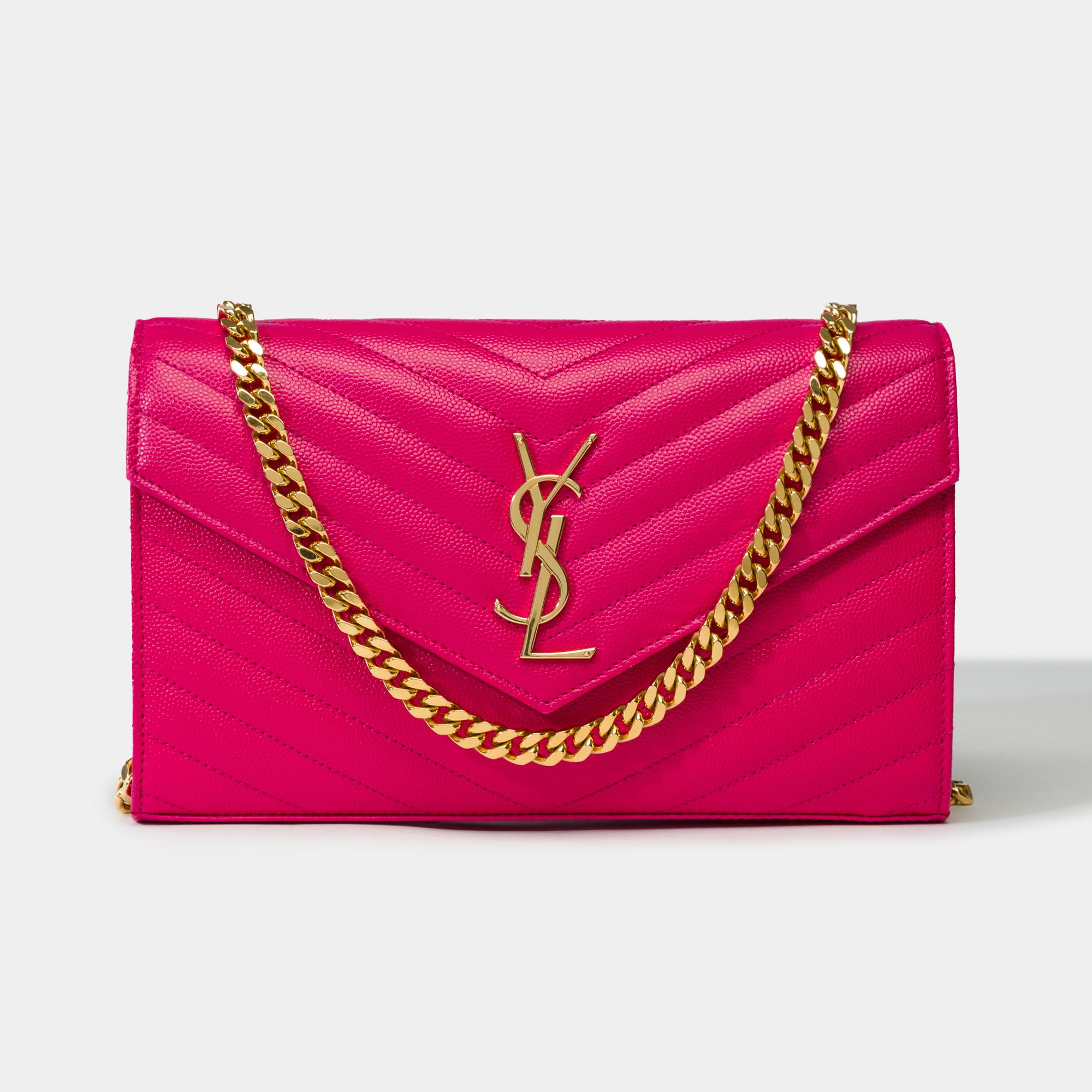 Étonnante Pochette YSL intemporelle sac à bandoulière chaîne ornée de Cassandra rose et surpiquée de l'emblématique cuir de veau rose matelassé.
Compact et fonctionnel, il est doté d'un compartiment zippé et de fentes pour cartes.
Sa poignée