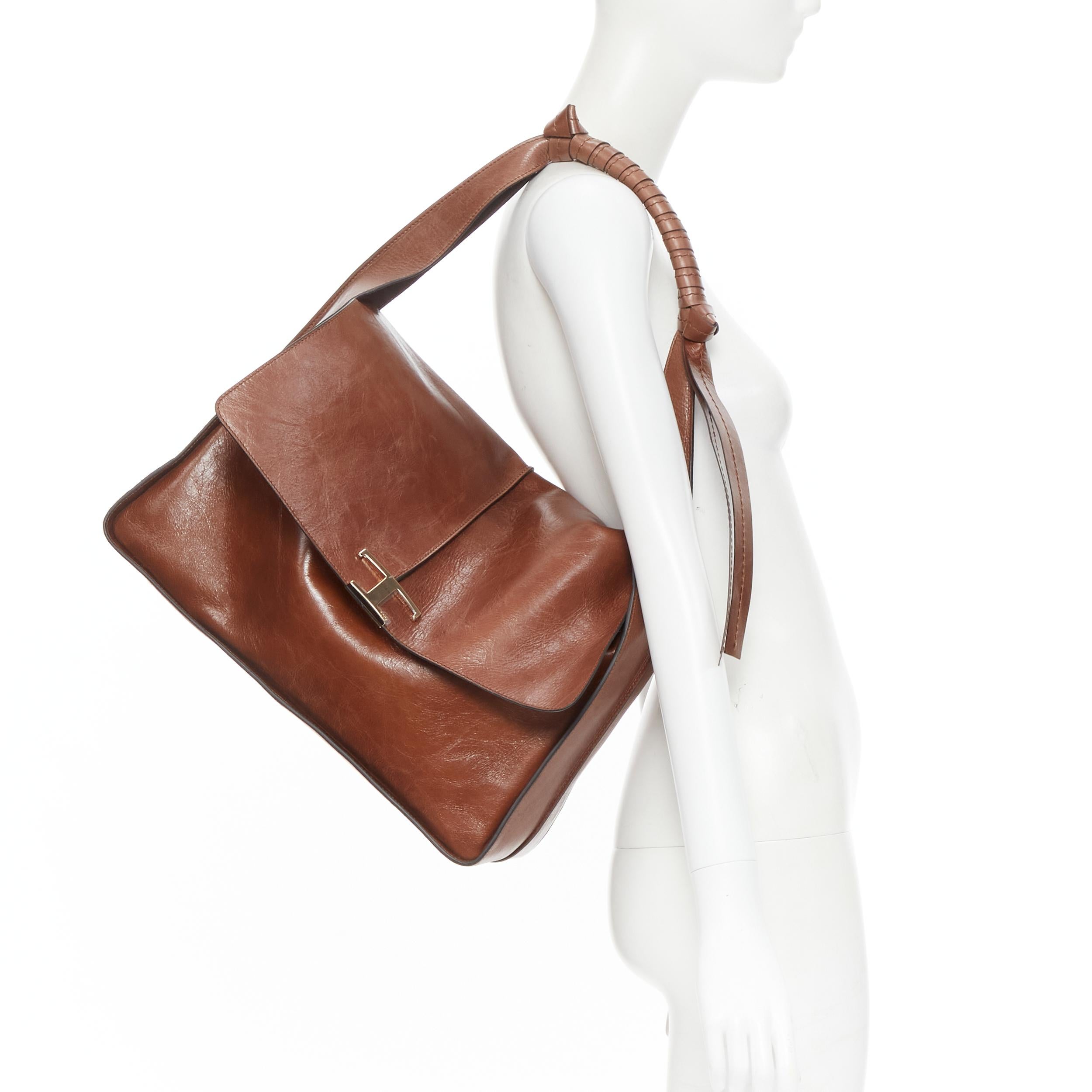 new TOD'S 2021 Timeless Medium rough effect leather shoulder bag 
Reference: MAWG/A00059 
Brand: Tod's 
Model: Timeless Medium 
Collection: 2021 
Material: Leather 
Color: Brown 
Pattern: Solid 
Closure: Flap 
Extra Detail: Unlined flap bag in