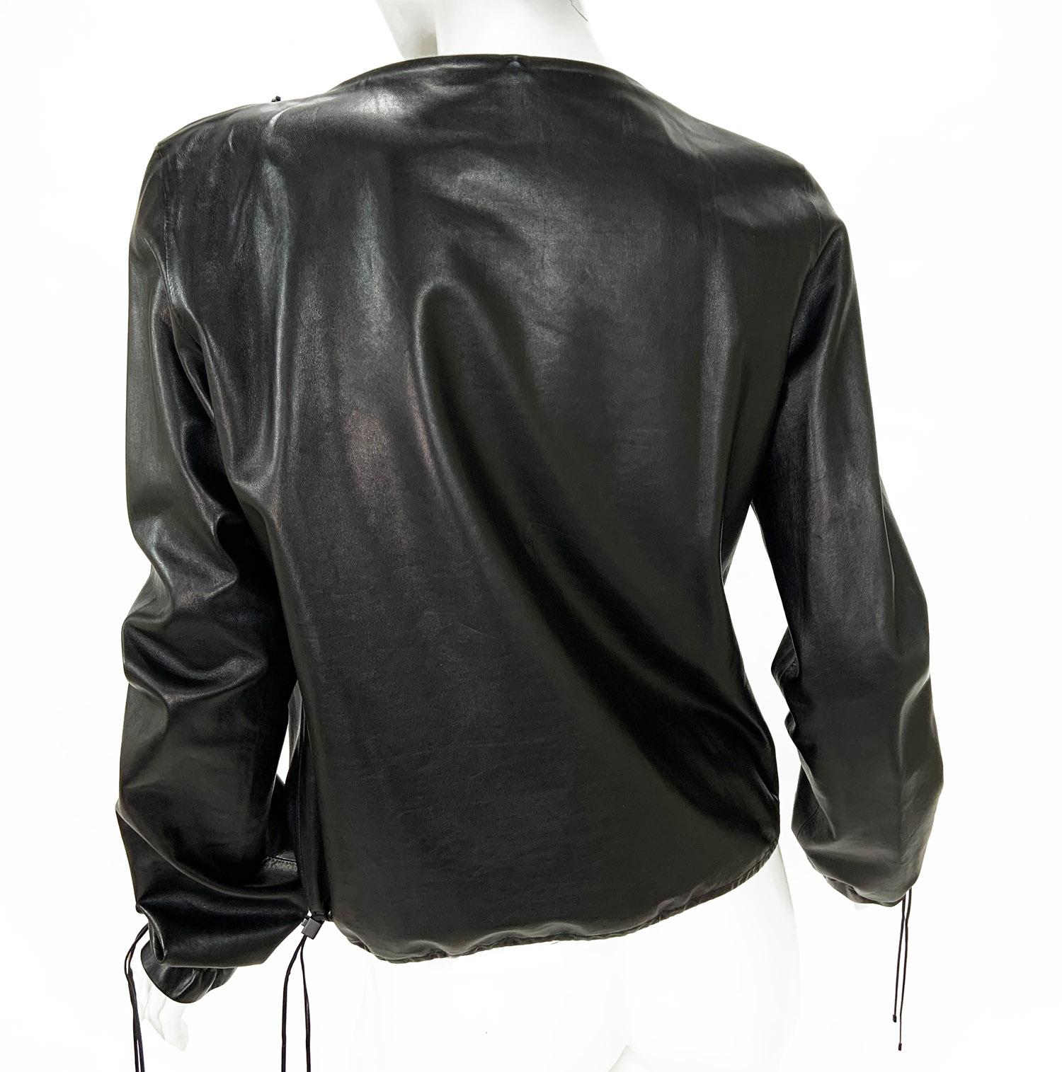New Tom Ford for Gucci Black Leather Blouson Top Jacket
Italian size 44 - US 8/10 ( please check measurements).
F/W 2001 Collection
100% Soft Black Leather, Straight Silhouette,  Adjustable Drawstring at the Bottom and on the Sleeves, Two Front