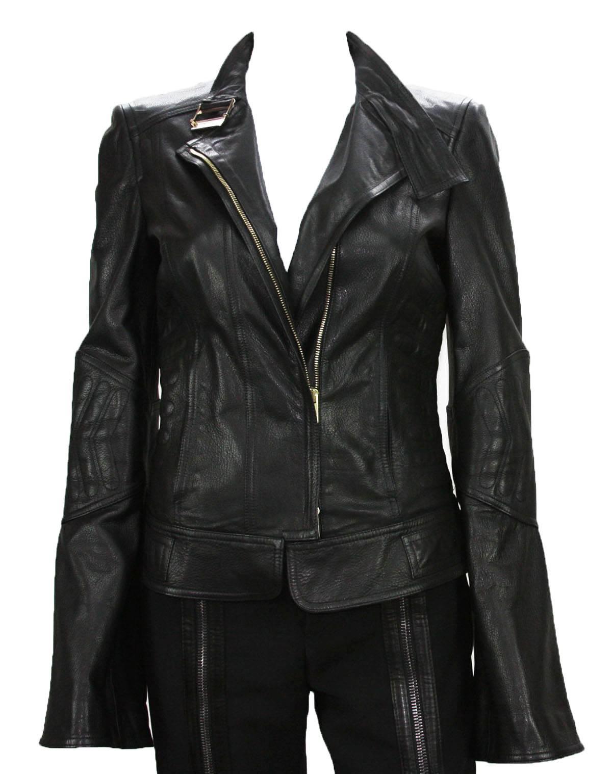 
New TOM FORD for GUCCI Leather Jacket
Italian Size 42 - US 6
F/W 2004 Collection
100% Leather, Black Color, Chevron Pattern, Two Side Zip Pockets, Bell Zip Sleeves, Adjustable Side Straps.
Measurements: Length - 22 inches, Bust - up to 34