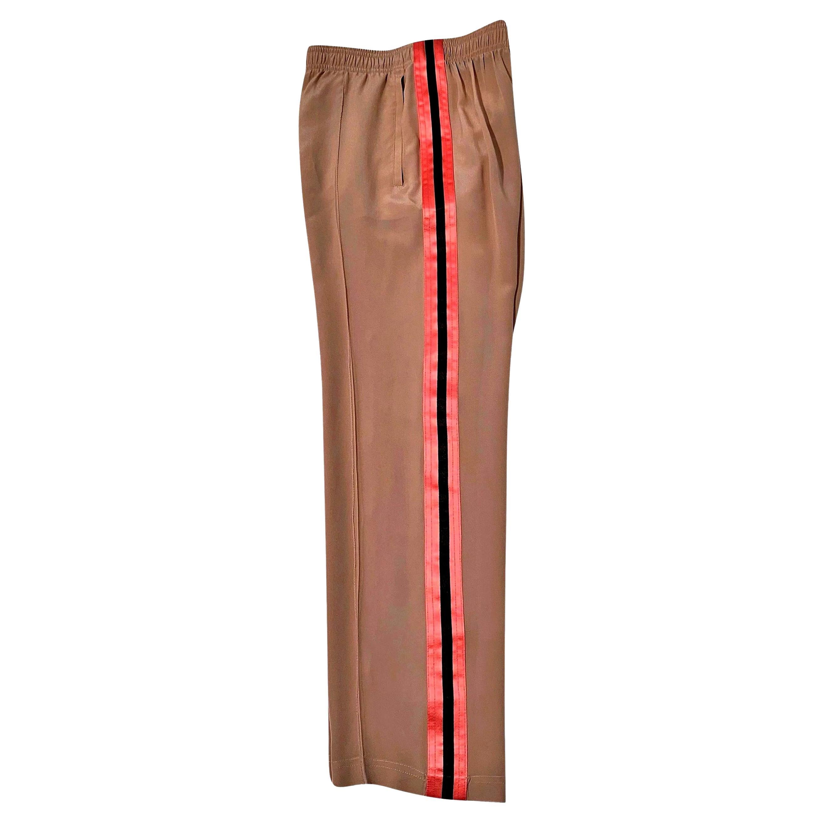 Pantaloni Gucci in seta da passerella
Nuovo di zecca con etichette
$2350
Indossato dalla maggior parte delle modelle per la collezione Primavera/Estate 2004
La collezione primaverile 