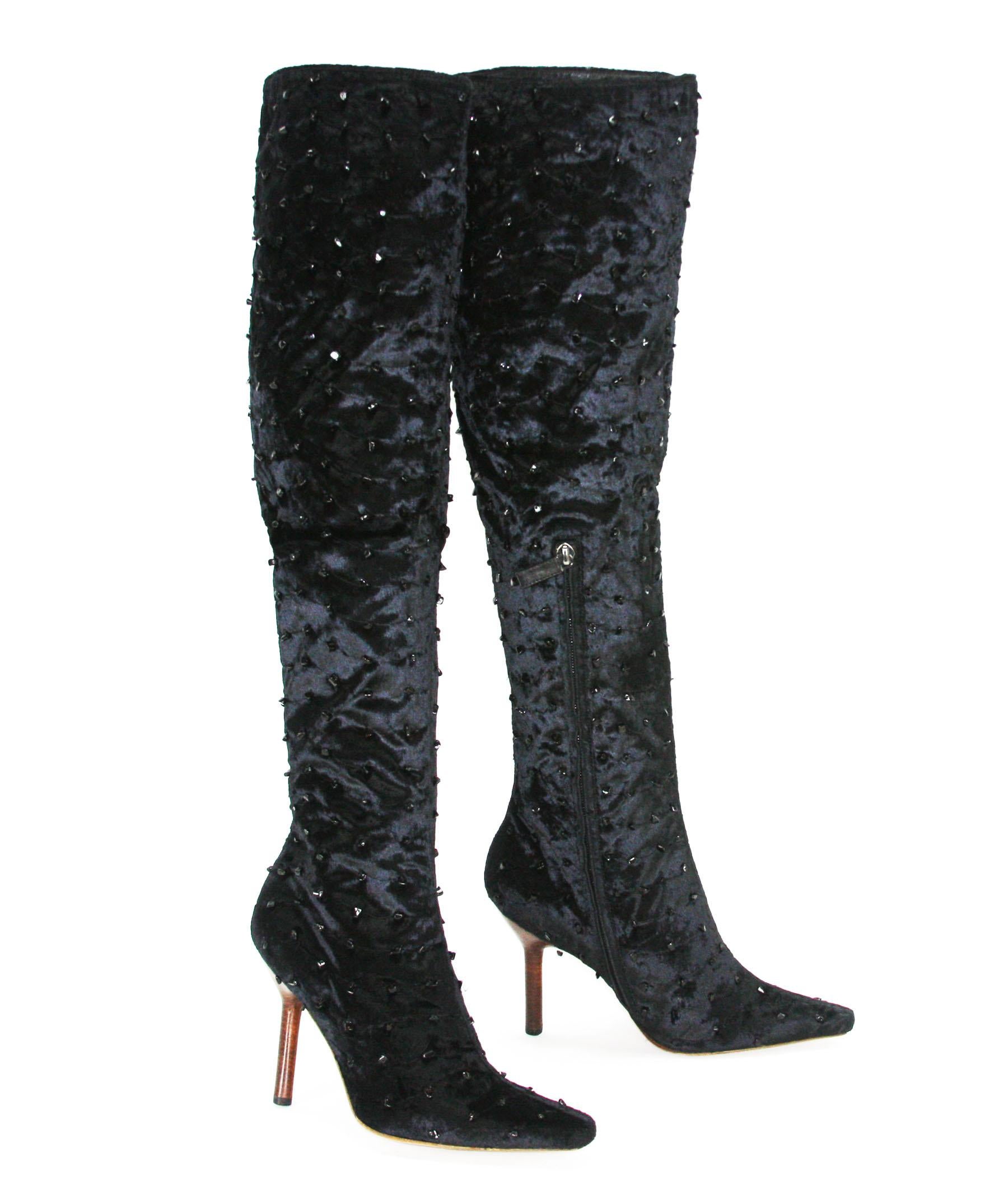 Nero Nuovo Tom Ford for Gucci FW 1999 Velluto Onyx Beaded Knee Boots & Clutch 37 e 37.5 in vendita