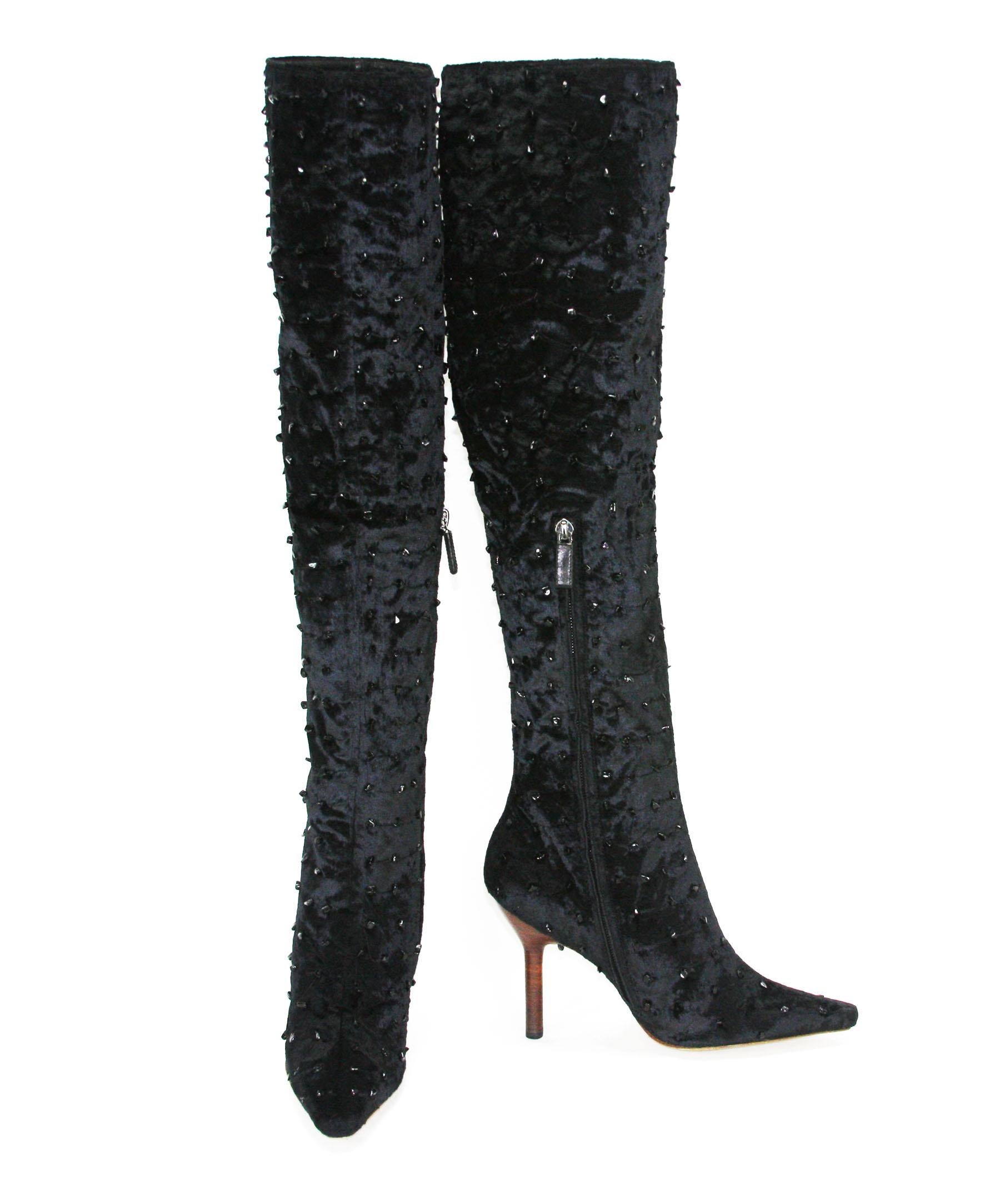 Nuovo Tom Ford for Gucci FW 1999 Velluto Onyx Beaded Knee Boots & Clutch 37 e 37.5 in vendita 7