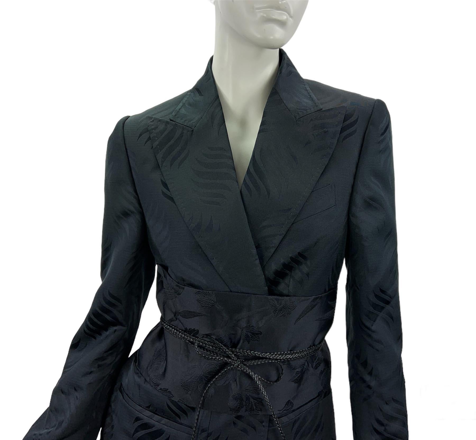 Tom Ford for Gucci Runway Veste kimono en soie Blazer avec ceinture Obi assortie
Collectional F/W 2002
Taille italienne 44 - US 8
100% soie, couleur noire, 3 poches avant, 3 poches intérieures, ceinture Obi en soie assortie avec liens en cuir