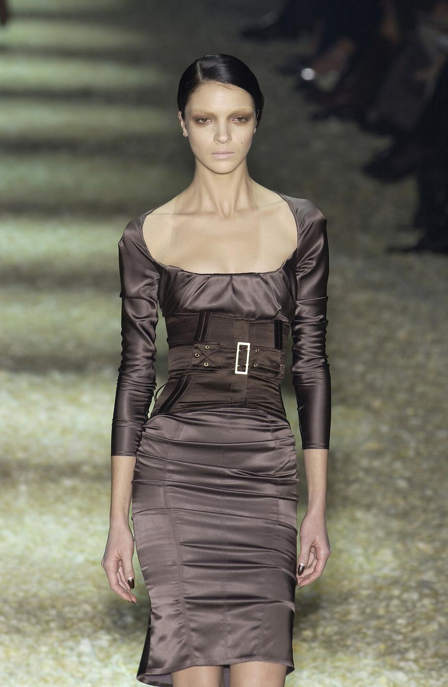 Noir Tom Ford for Gucci - Robe de cocktail avec ceinture corset en soie noire, taille IT 38, état neuf, automne-hiver 2003   en vente