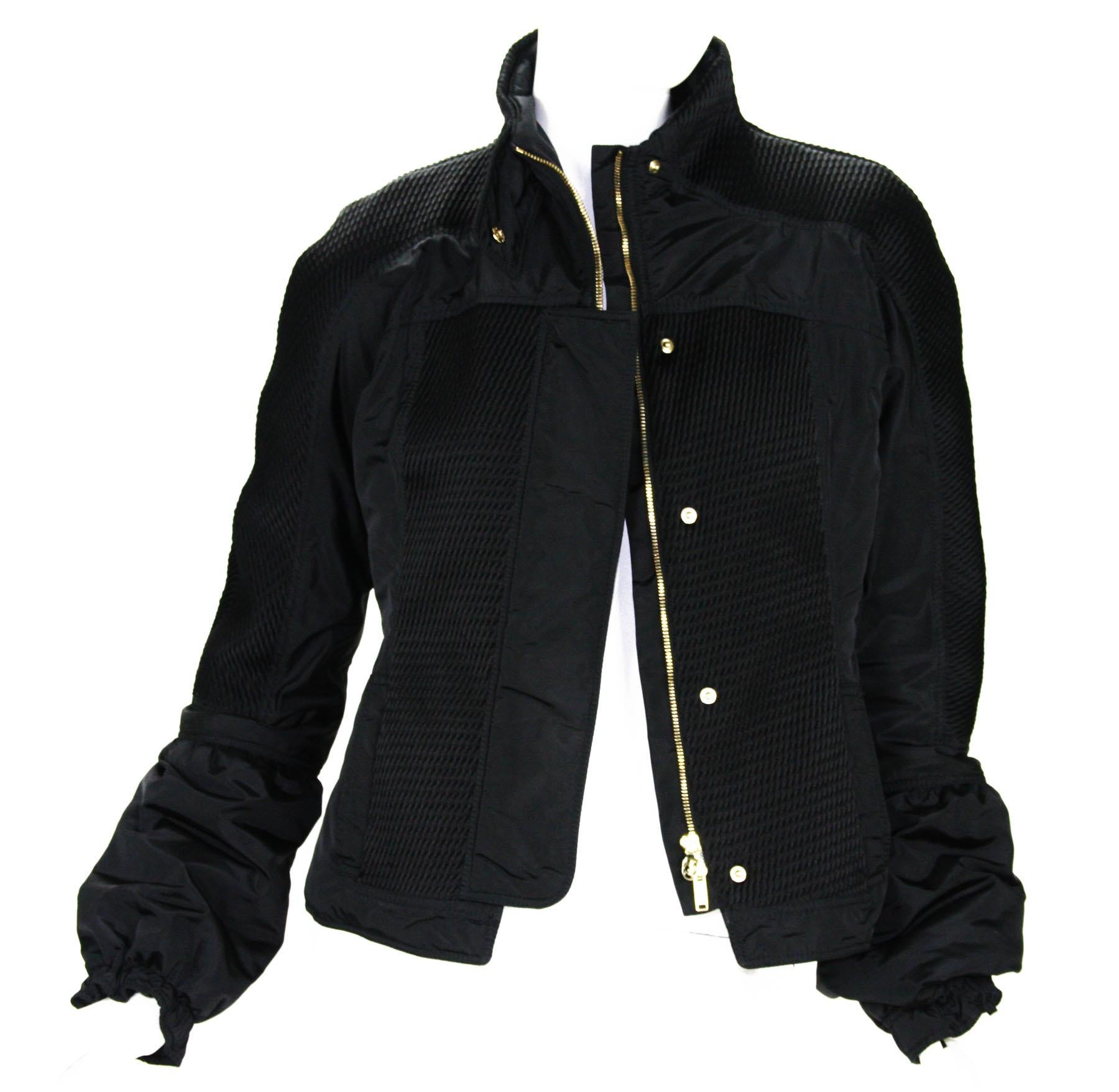 Tom Ford für Gucci Schwarze warme Nylonjacke
F/W 2004 Collection'S
Designer Größe 44
Jacke für die kalte Jahreszeit, verdeckter Reißverschluss und Druckknöpfe, zwei Seitentaschen, Glockenärmel mit Gummizug am Ende, zwei Seitentaschen,  Vollständig