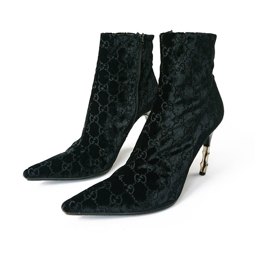 Brandneu und Super Rare Gucci by Tom Ford Black Velvet Ankle Boots.
Designer Größe US 6.5 B - Europäisch 36.5 B
GG Velvet Monogram 
