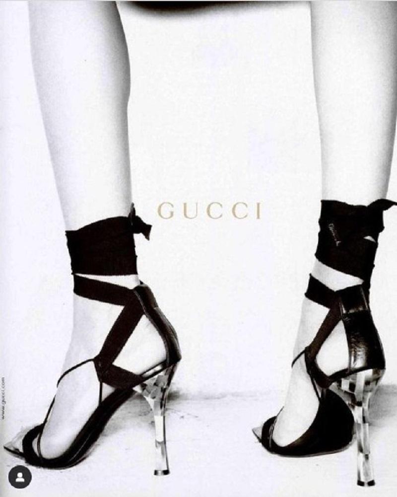 Neue Tom Ford für Gucci Perlmutt-Schnürsandalen
F/W 2002 AD Campaigner Runway Collection.
Designer-Größen 36 B und 36,5 C erhältlich
Perlmutt-Verzierungen an Zehen und Absätzen.
Schwarze Ripsbandverschlüsse an den Knöcheln.
Hergestellt in