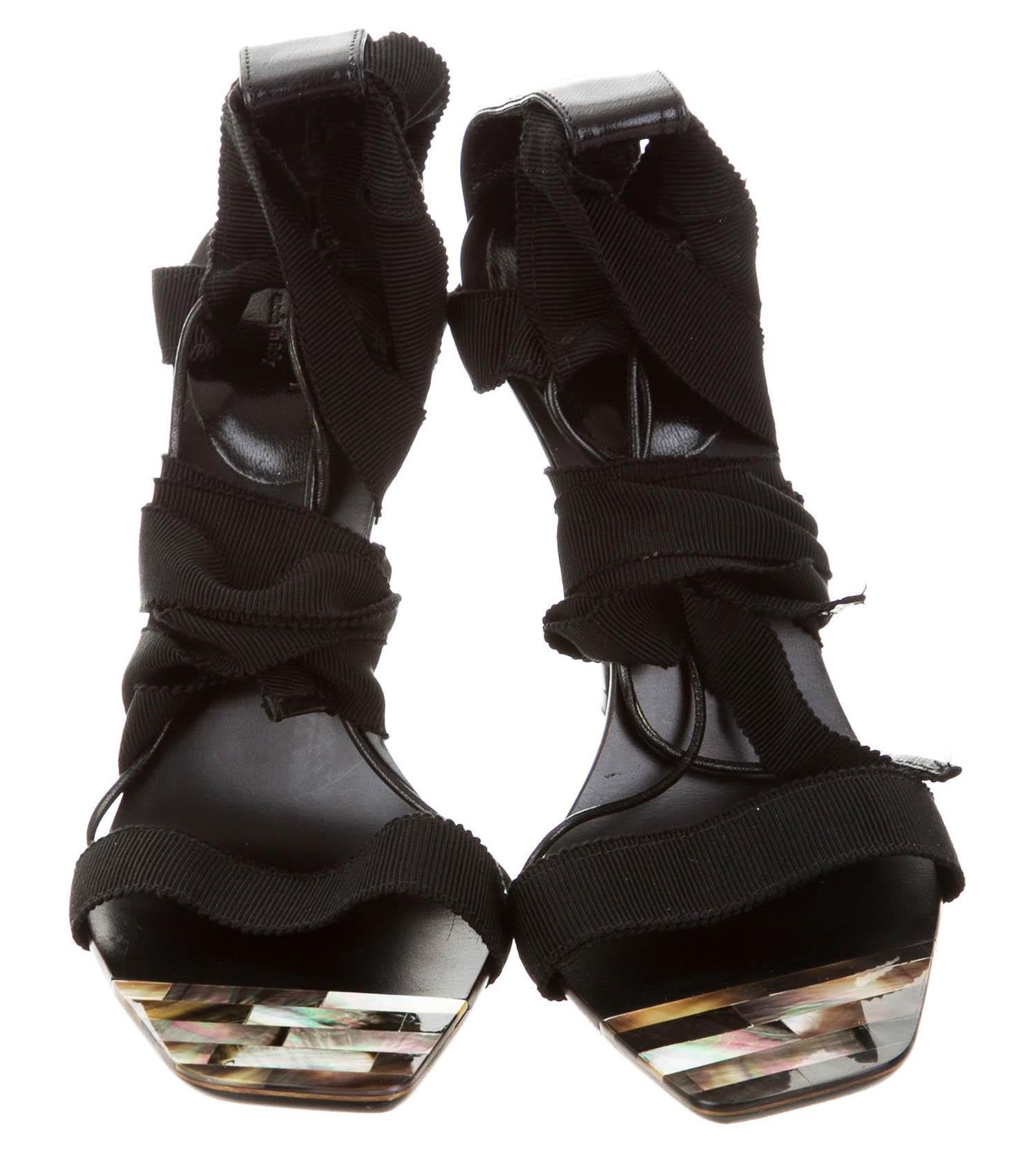 Nouveauté Tom Ford pour Gucci automne-hiver 2002 AD - Sandales à lacets en nacre 36 et 36,5 en vente 2