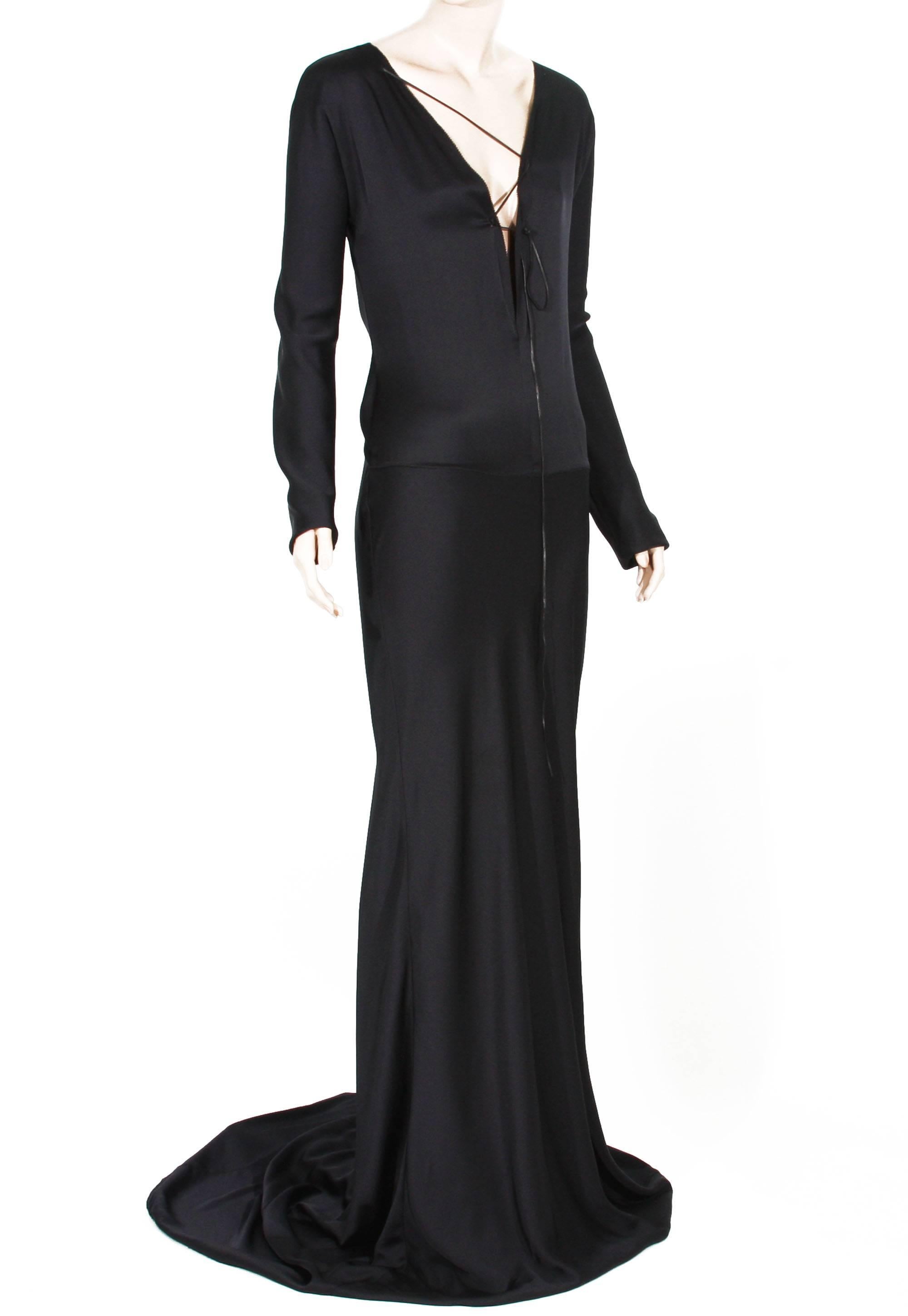 Tom Ford for Gucci Vestido de seda negro
Colección Otoño/Invierno 2002
Talla 44 de diseñador
Si estás buscando ese increíble vestido que Helen Hunt llevó en los Oscar y una de las modelos de la infame película con Kate Hudson 