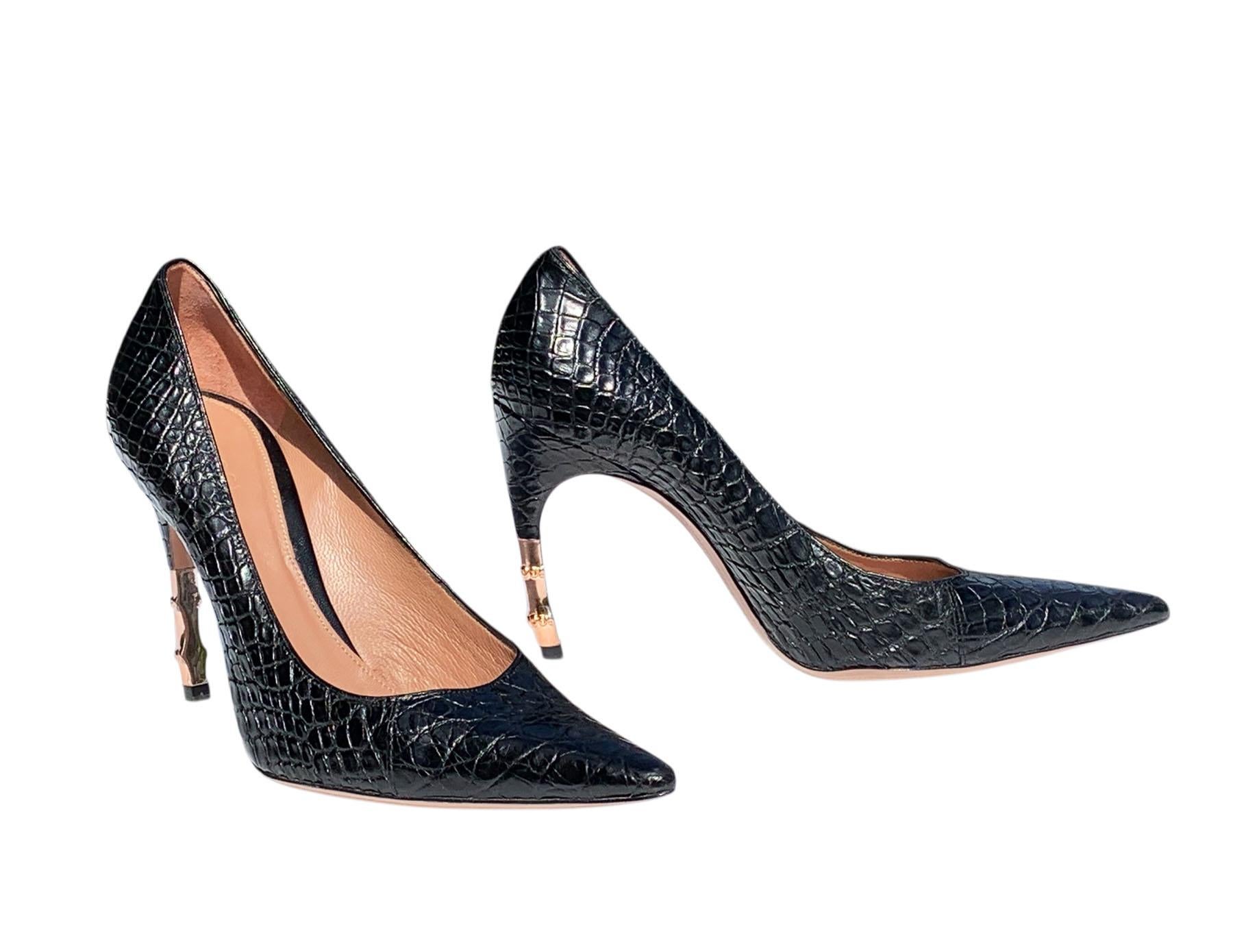 Gucci-Paar aus der Ära von Tom Ford mit hohem Sammlerwert
F/W 2004 Collection'S
US Größe 6.5 B ( Italienisch 36.5 )
Klassische und schicke schwarze Farbe Krokodil Pumps, Krokodil und Bambus Metallic Hell - 4