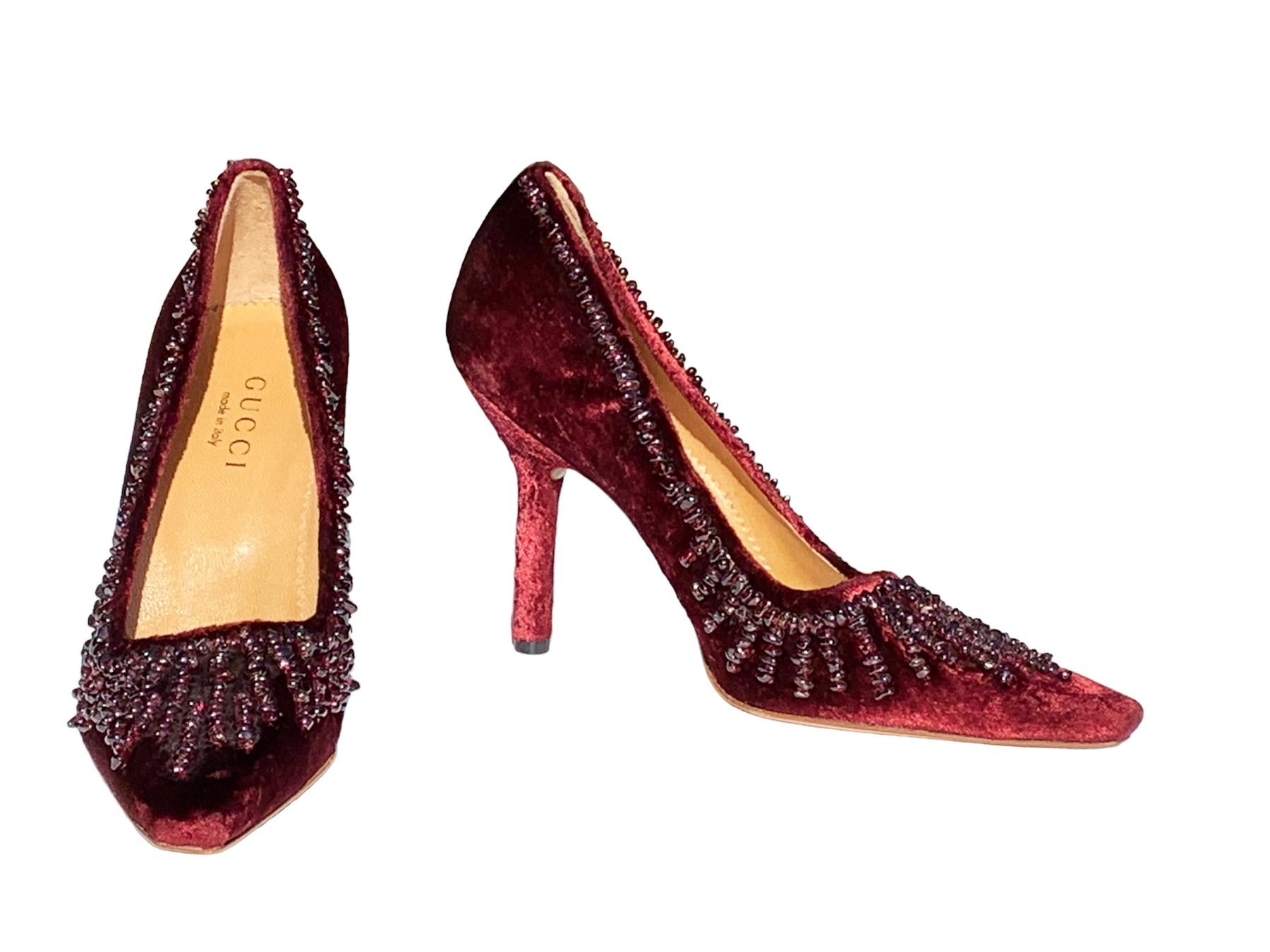 New Tom Ford for Gucci Burgundy Velvet Onyx Embellished Shoes Pumps
Collection S/S 1999
Taille italienne 36.5 - US 6.5
Tige en velours bourgogne, ornementation de pierres précieuses en onyx bourgogne, semelle intérieure et semelle de propreté en