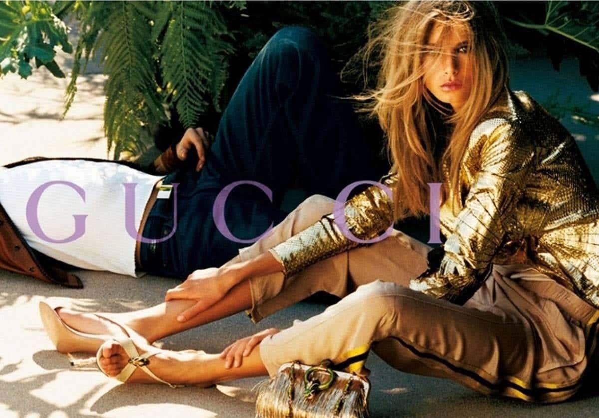 New Tom Ford for Gucci Gold Python Sandals.
Collection S/S 2004
Taille de créateur 9.5 B ( italien 39.5 )
Malachite Tête de serpent bijou de couleur verte.
Le talon est doté d'un bambou ton or rose de deux pouces.
Hauteur du talon - 4.5