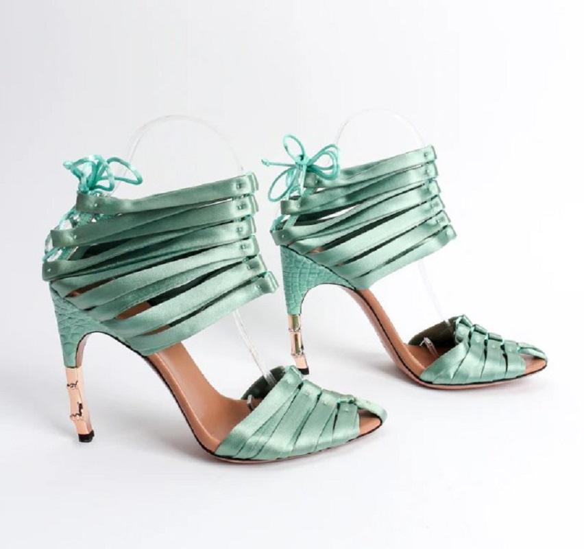 Highly Collectible GUCCI Pair from TOM FORD'S Era
S/S 2004 Collection
Italian Size - 38 B ( US 8 B )
Rare Color - Mint Green
Crocodile Leather with Bamboo Metallic Heel - 4