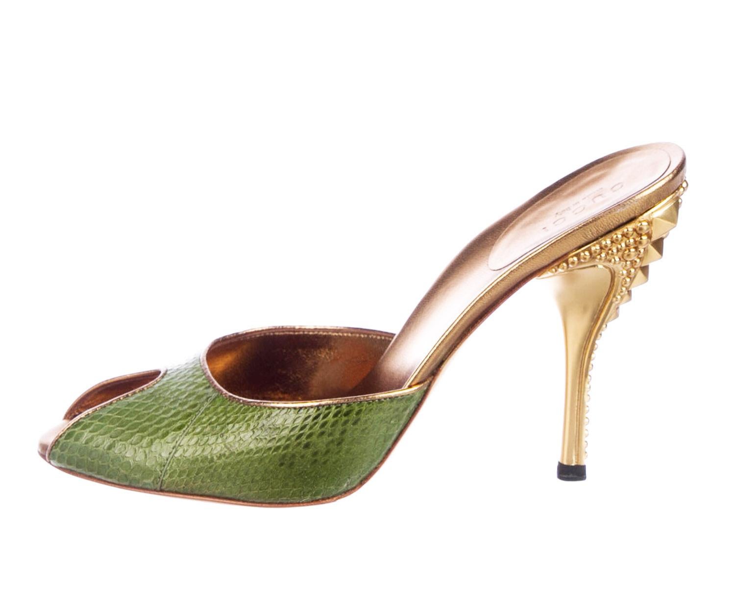 New Tom Ford for Gucci Runway Green / Gold Studded High Heels Mules
Taille de créateur 7 B - Taille italienne 37 B
Couleur du créateur - Vert feuille
Tom Ford's 