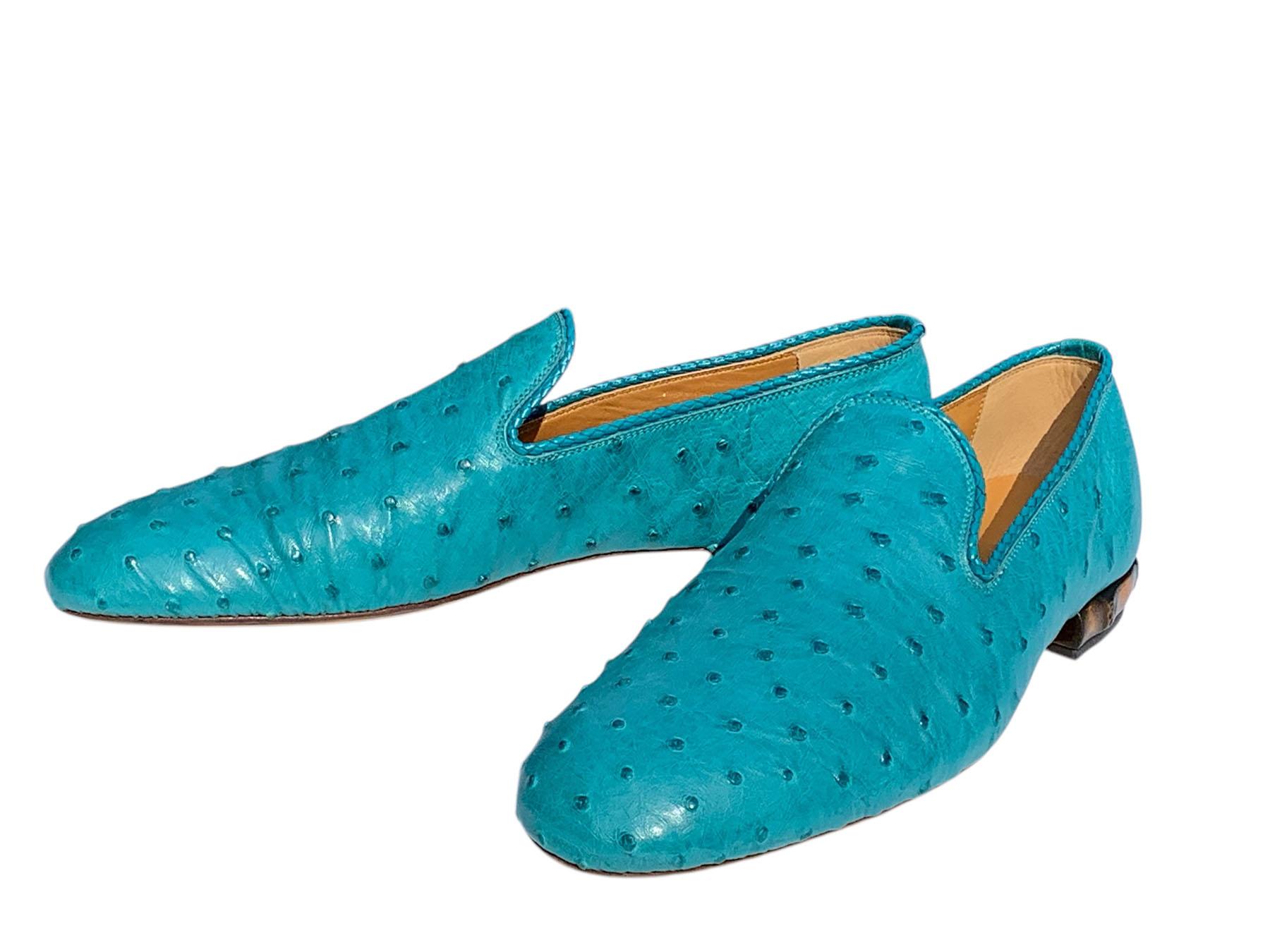 Mocassini da uomo vintage Tom Ford for Gucci con tacco in bambù e struzzo turchese 
Misura USA - 10.5
Pelle morbida di struzzo color turchese, tacco in vero bambù, accenti in pelle intrecciata intorno.
Suola e sottopiede in pelle. Leggero.
Prodotto