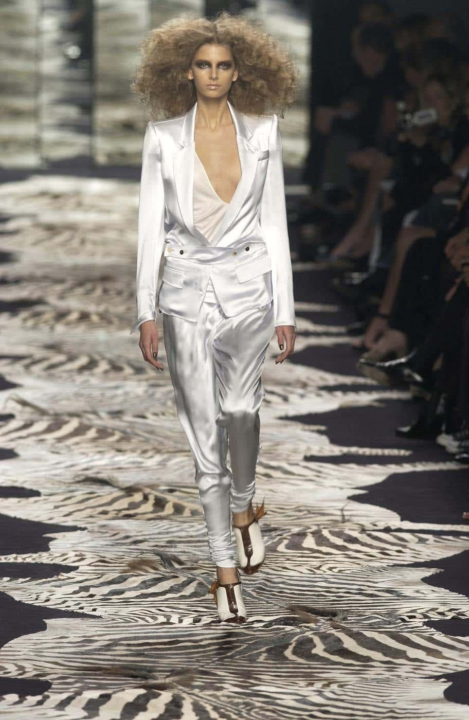Gris Nouveau costume pantalon en soie Tom Ford pour Yves Saint Laurent S/S 2004 Look n°1, taille 38 en vente