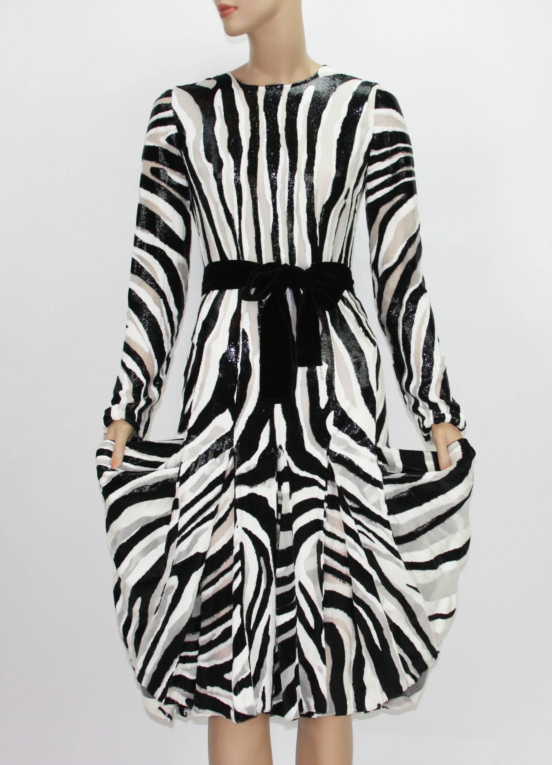 Nuevo Tom Ford Vestido plisado con estampado de cebra con cinturón y brillos de efecto piel It 38 Negro en venta