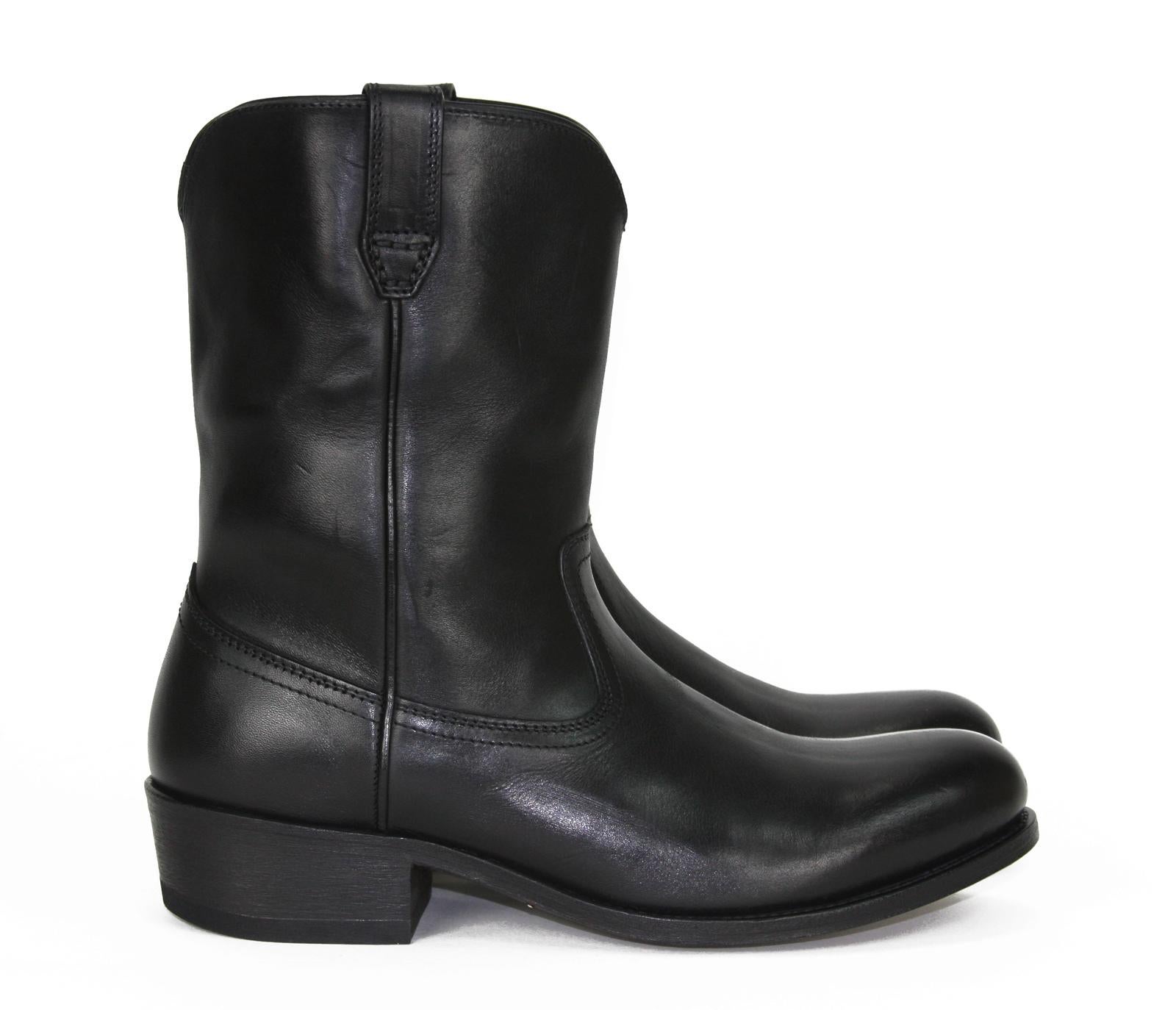 New Tom Ford Men's Western Black Leather Boots
Designer sizes available 8 and 8.5
Calf leather, Top stitched details, Round Toe, Side Pull-Up Loops, 
Leather lining and insole, Leather Sole.
Flat stacked heel - 1.5 inches, Shaft - 9 inches.
Retail