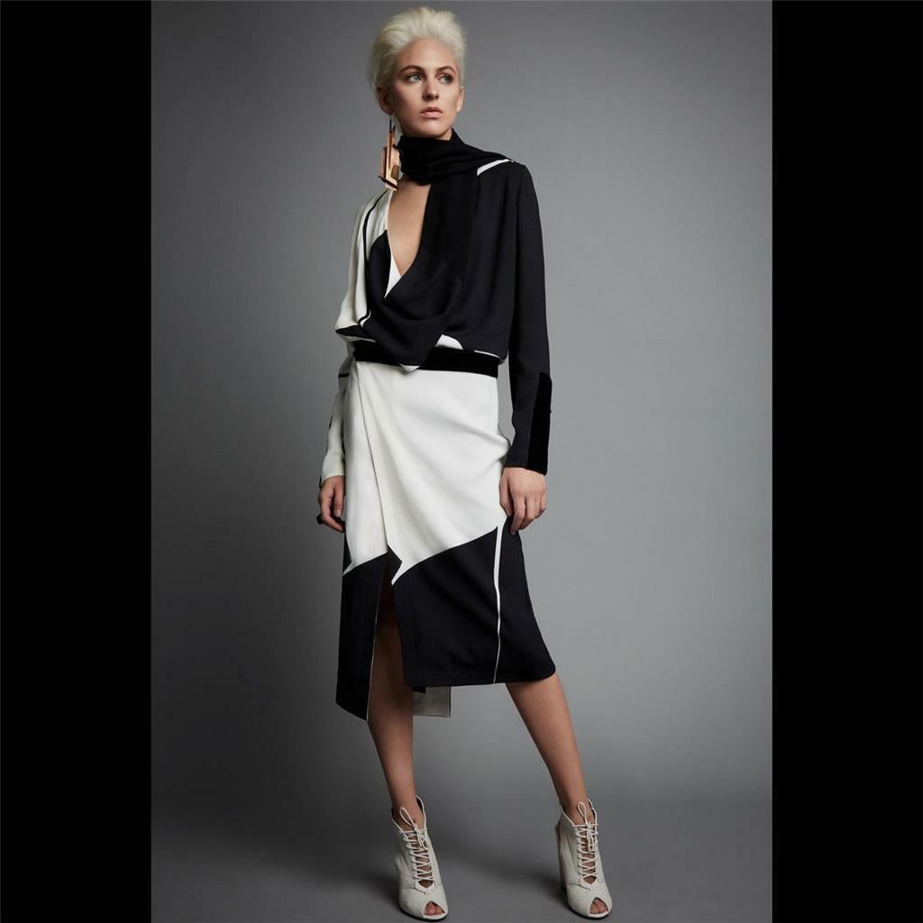 New Tom Ford Color-Block Cocktail Dress
S/S 2017 Collection
Size available 38 and 40
White and Black Wrapped Dress, Attached Scarf, Black Velvet Details, Fully Lined.
High Slits for Sexy Look at Front and Back, Zipper and Snap Closure at