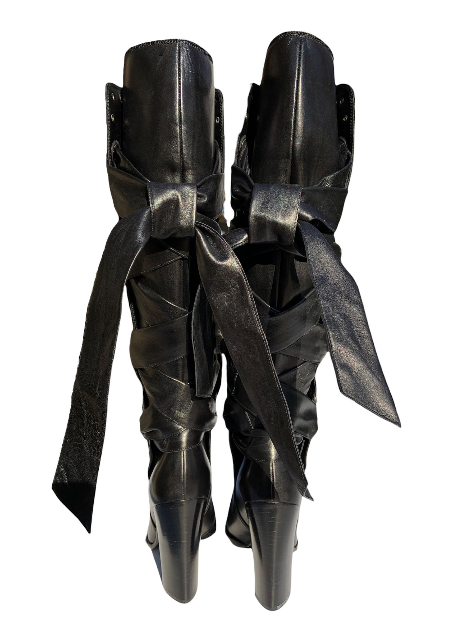Noir Tom Ford Yves Saint Laurent - Bottes en cuir noir à lacets et œillets, neuves, automne-hiver 2001, taille 37 en vente