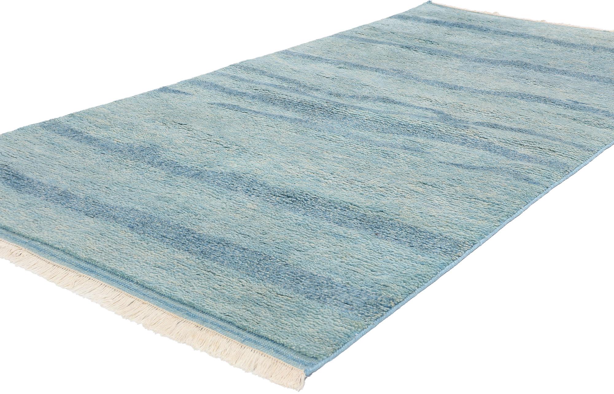 31308 New Tranquil Tides Tapis marocain moderne bleu, 04'00 x 08'02. Ce tapis marocain en laine nouée à la main Tranquil Tides Modern Blue runner est un ajout serein et élégant à tout espace, fabriqué à la main avec soin et art en Inde. La