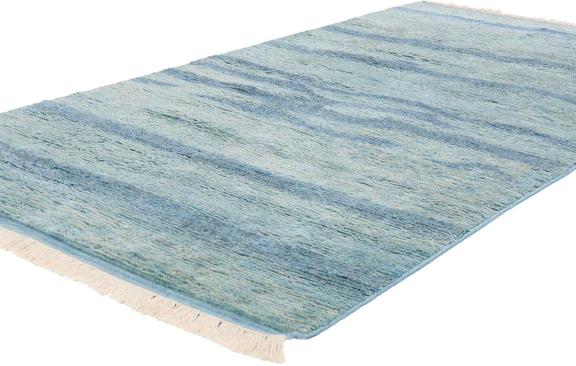 31309 New Tranquil Tides Tappeto marocchino moderno blu, 04'01 x 07'11. Questo tappeto in lana annodato a mano Tranquil Tides Modern Blue Moroccan è un'aggiunta serena ed elegante a qualsiasi spazio, realizzata con cura e maestria in India. La
