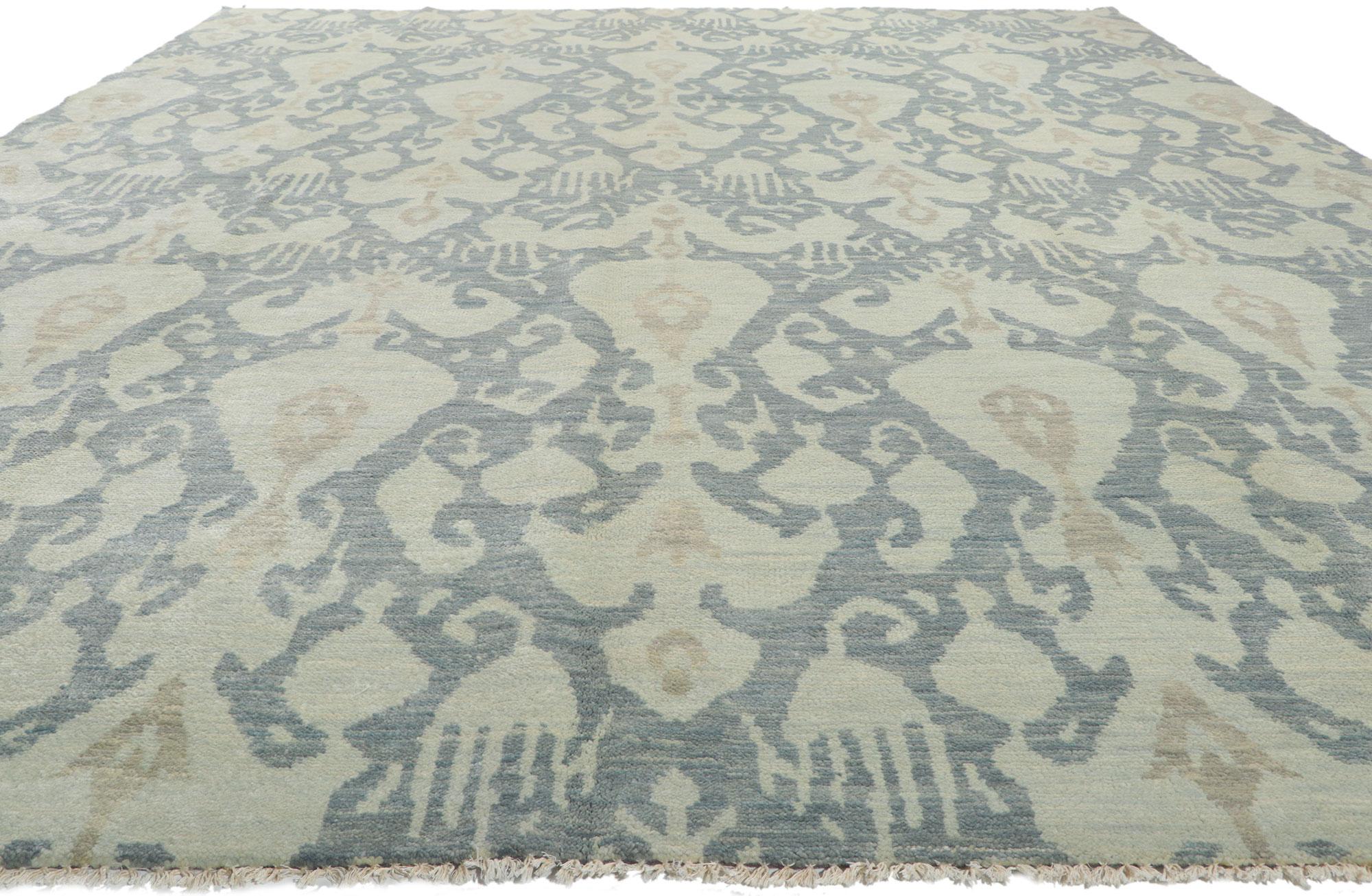 Indien Nouveau tapis de zone transitionnel avec motif Ikat dans de douces couleurs bleues de couleur terre en vente