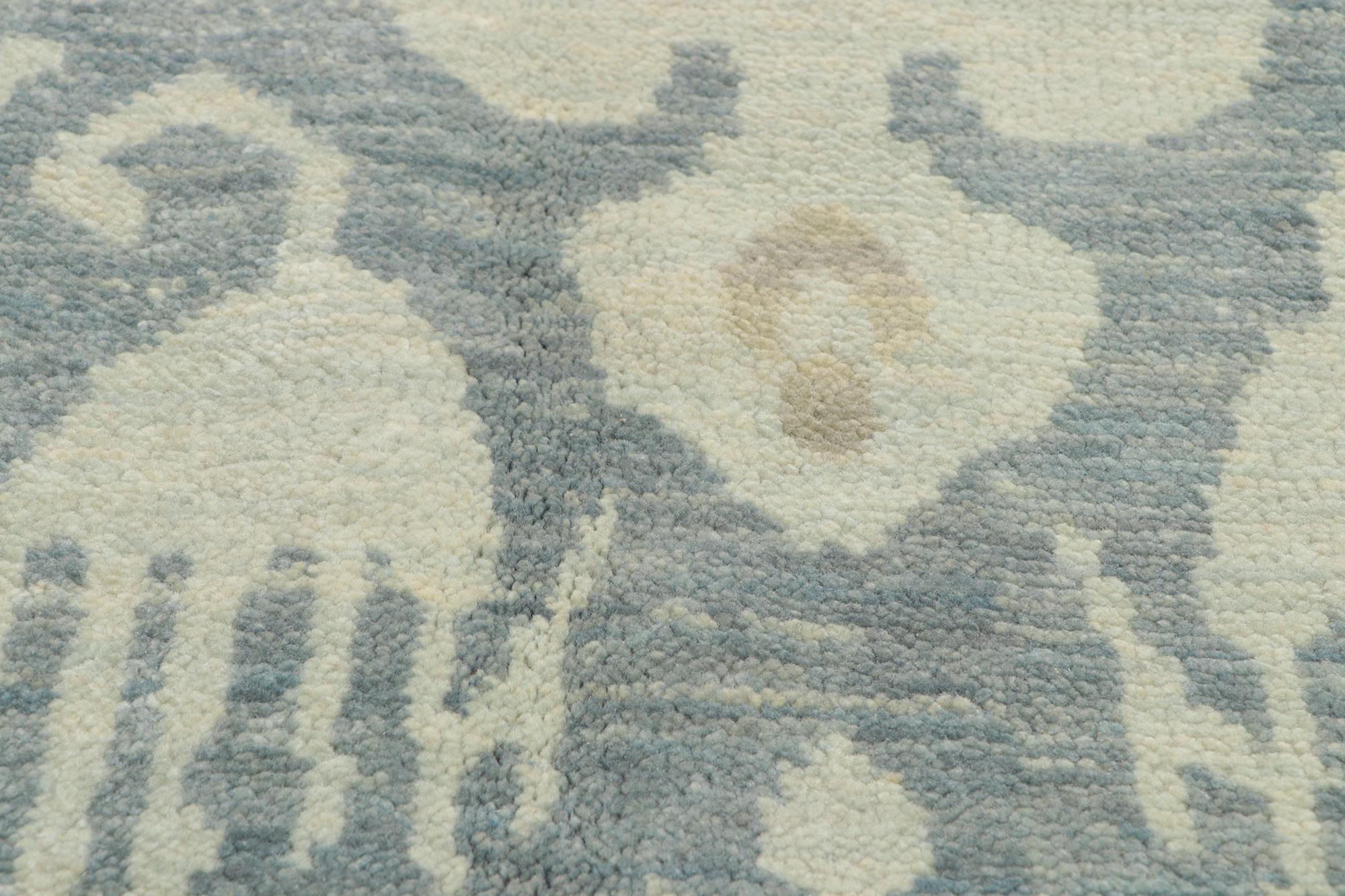 Noué à la main Nouveau tapis de zone transitionnel avec motif Ikat dans de douces couleurs bleues de couleur terre en vente