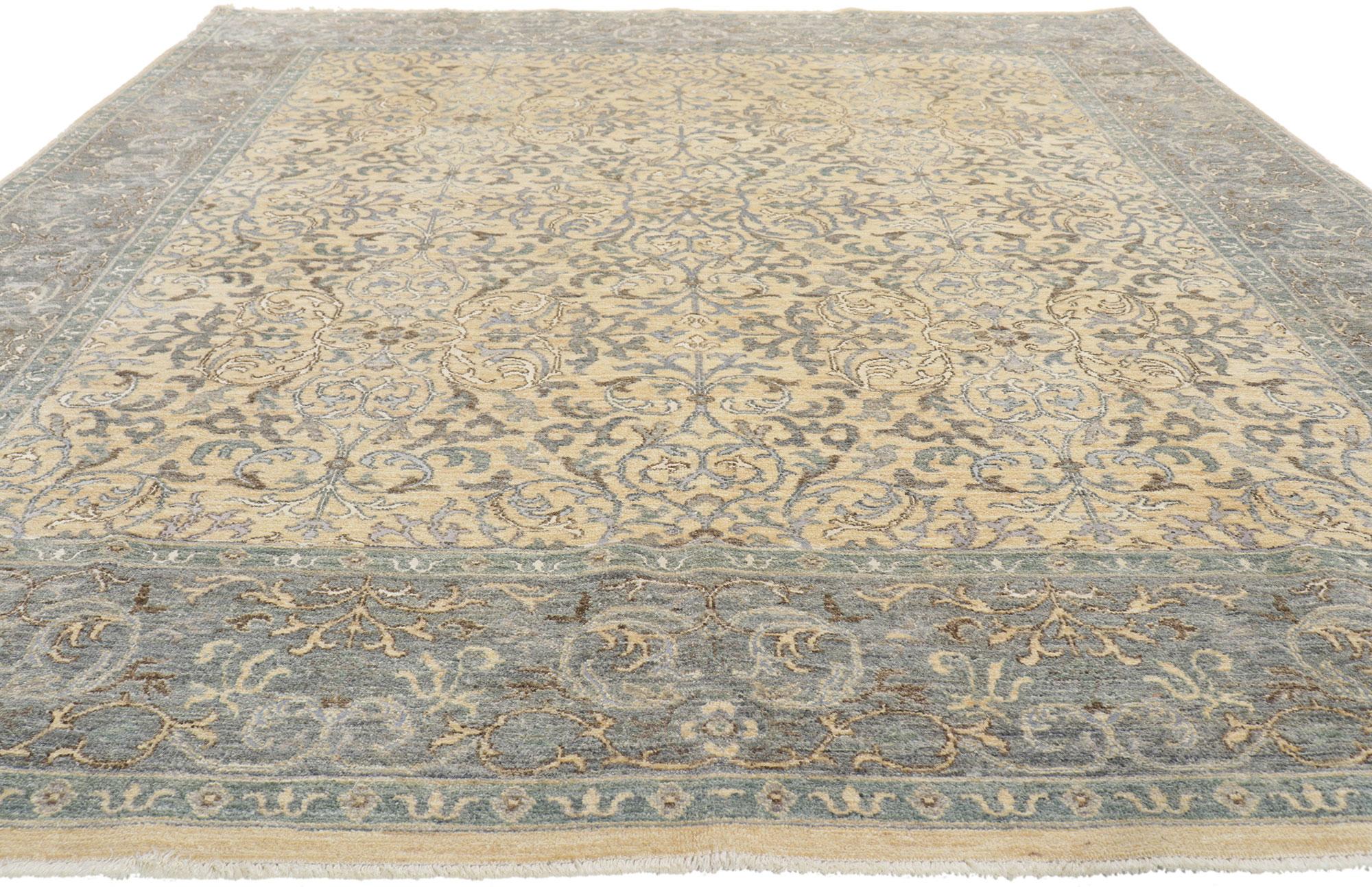 Renaissance Nouveau tapis à volutes transitionnel en damas aux couleurs douces de couleur terre en vente