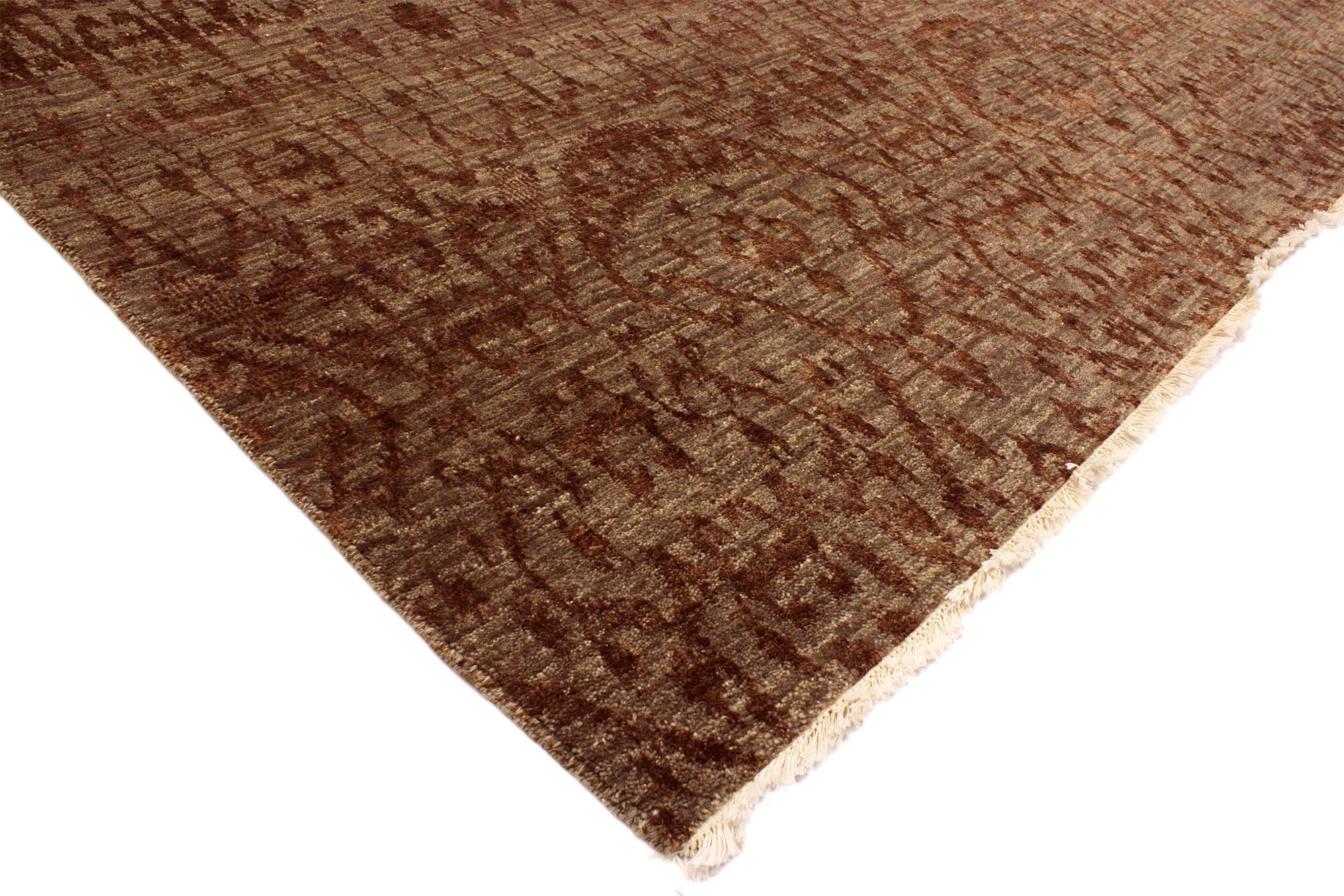 30155 Tappeto New Modern Ikat, 09'09 x 14'01. Immerso negli echi del tempo ma ripensato per il mondo moderno, questo tappeto Ikat moderno in lana annodato a mano nei toni della terra cattura l'essenza delle antiche tradizioni di tessitura