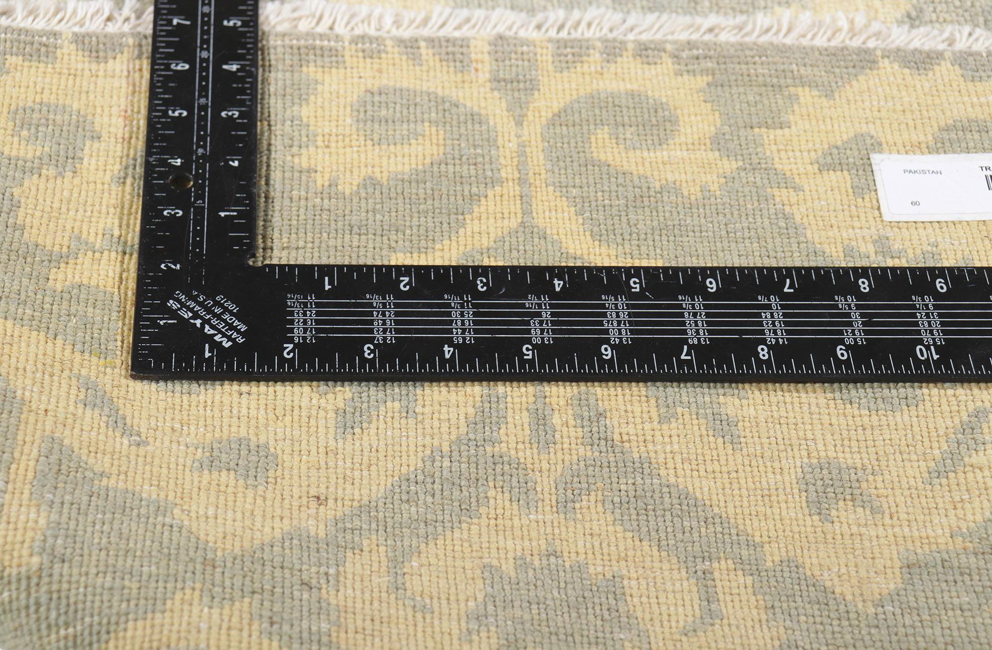 Nouveau tapis de zone transitionnel Ikat aux couleurs douces de couleur terre Neuf - En vente à Dallas, TX