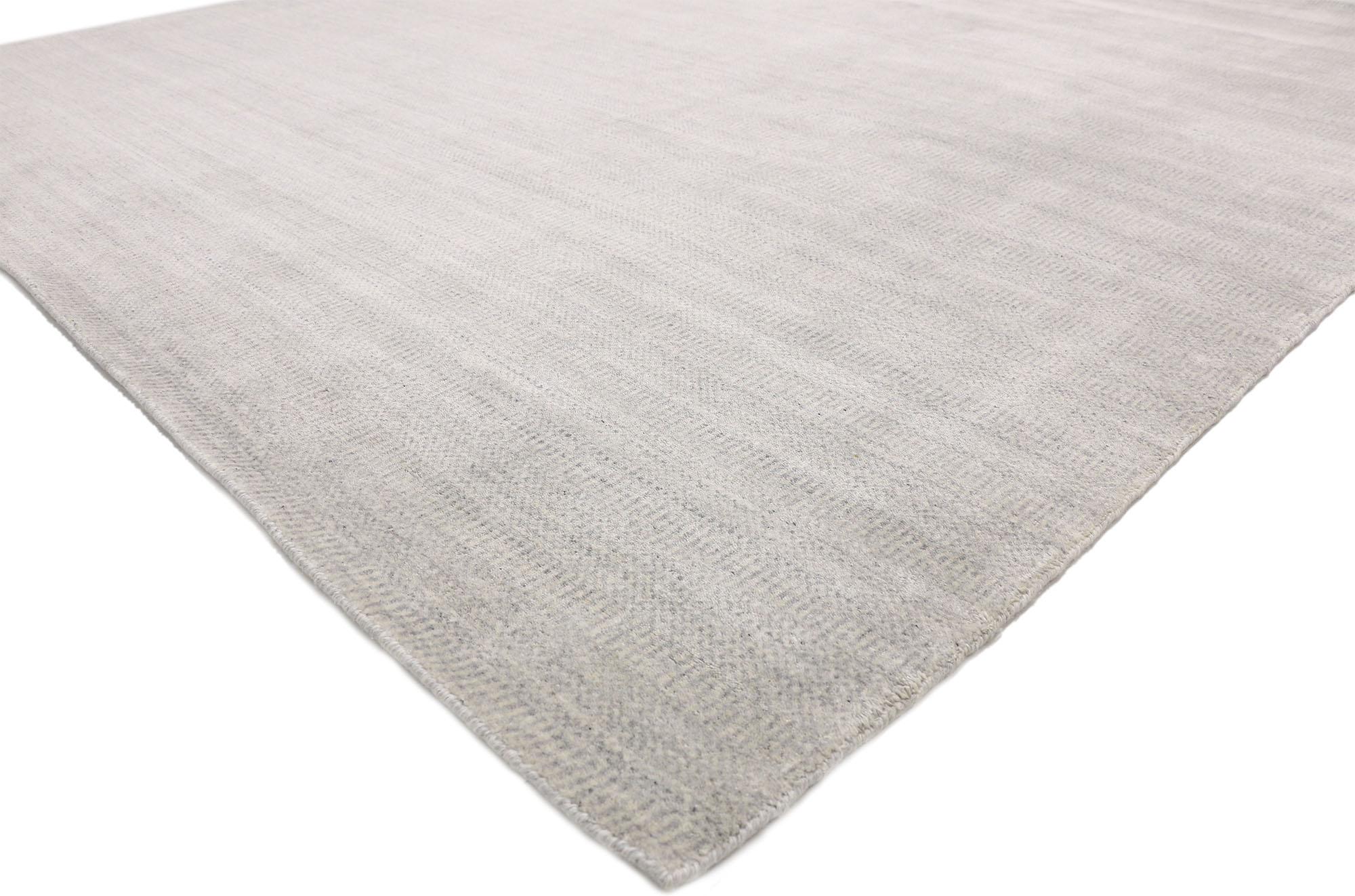 30438, neuer hellgrauer Übergangsteppich im skandinavisch-modernen Stil. Dieser moderne, hellgraue Teppich im nordischen Stil verkörpert die natürliche Schönheit der Wolle und die Eleganz einer hellen, grauen Farbpalette und ist dabei mühelos schick