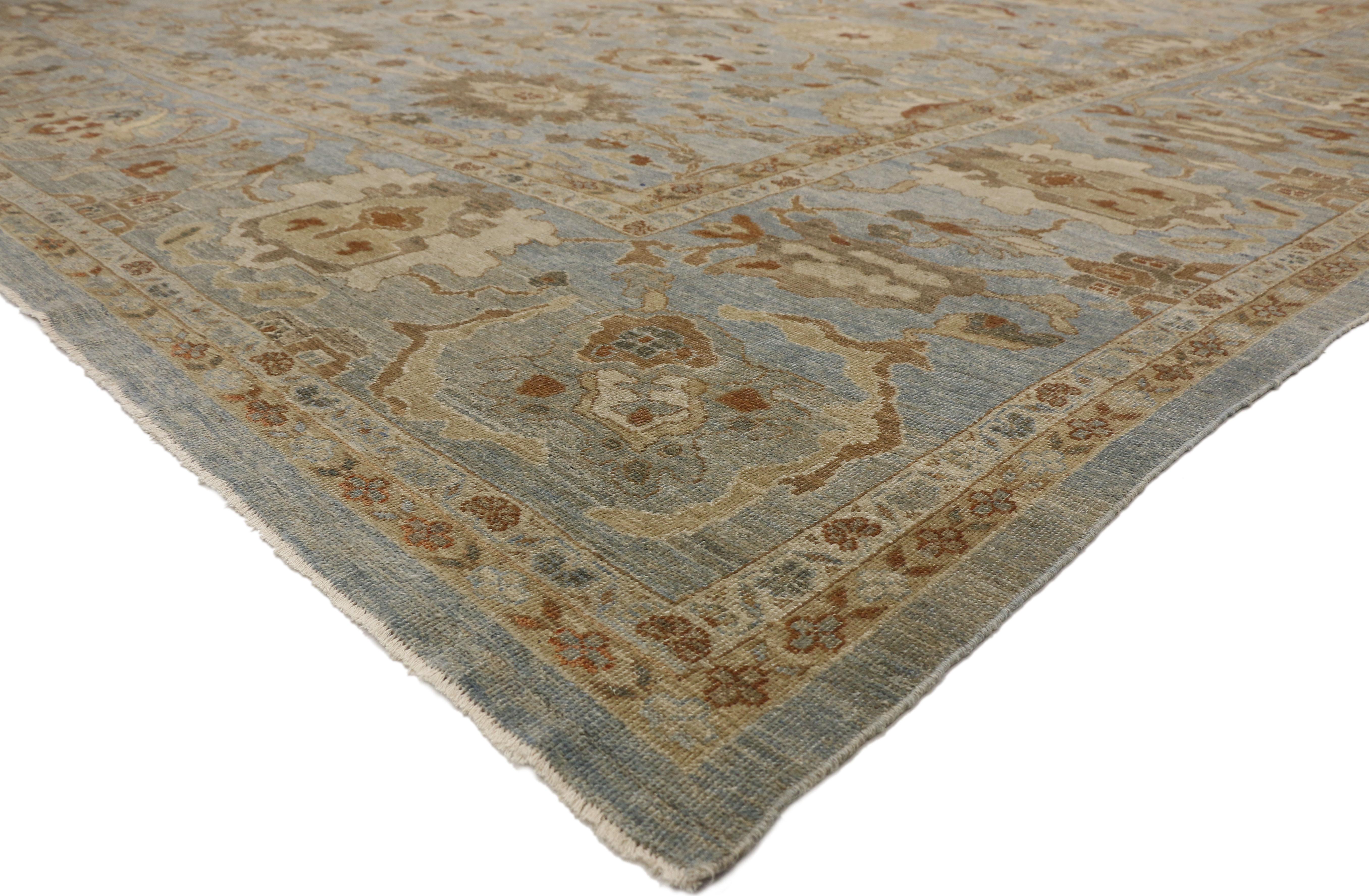 77298 New Transitional Persian Sultanabad Palace Rug with Neoclassic Style. Dieser persische Sultanabad-Teppich in Palastgröße im Übergangsstil und mit harmonischen Farbtönen ist raffiniert und subtil, ohne dabei an Eleganz einzubüßen. Der persische